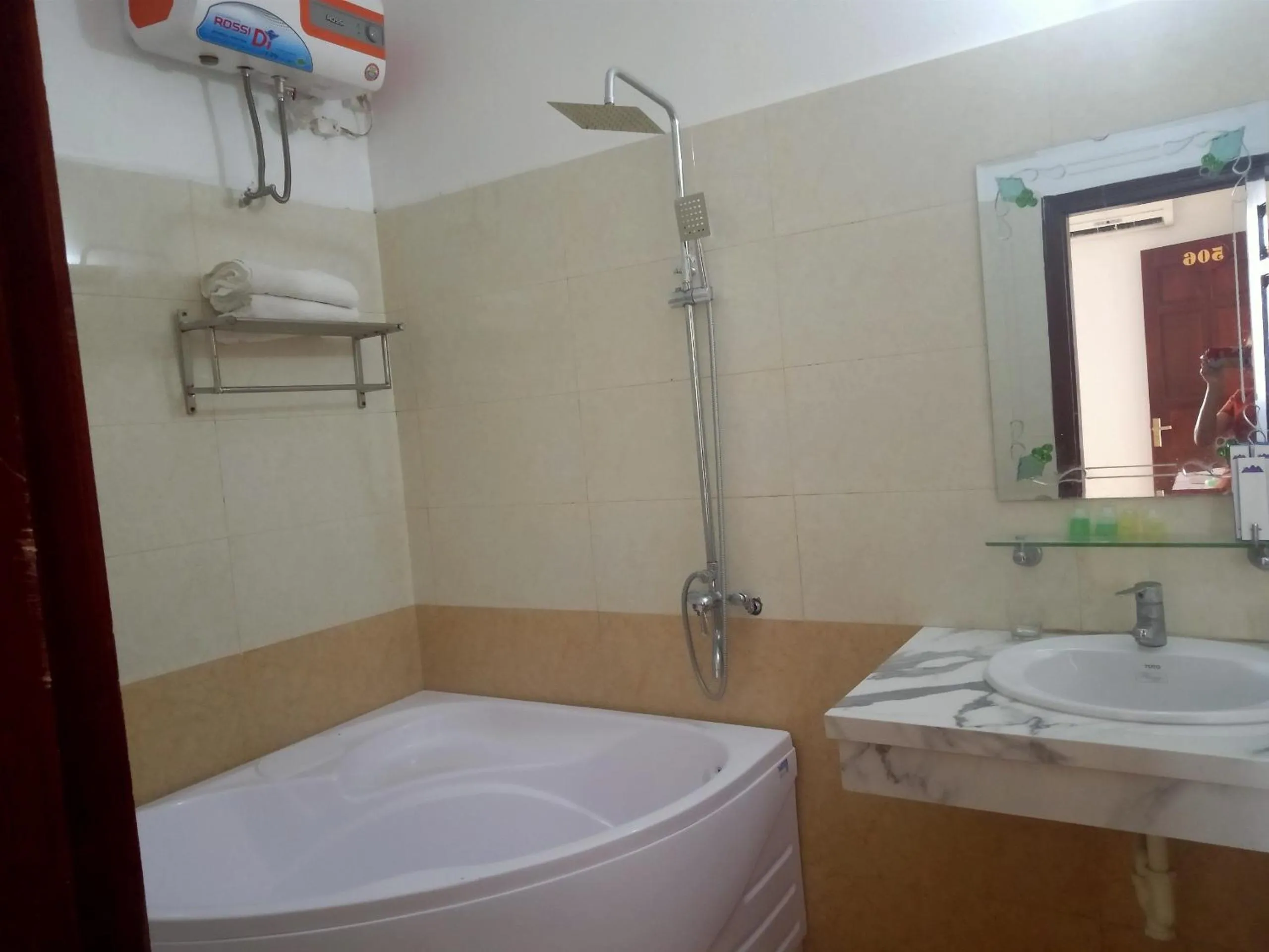 Thang Loi Tam Dao Hotel