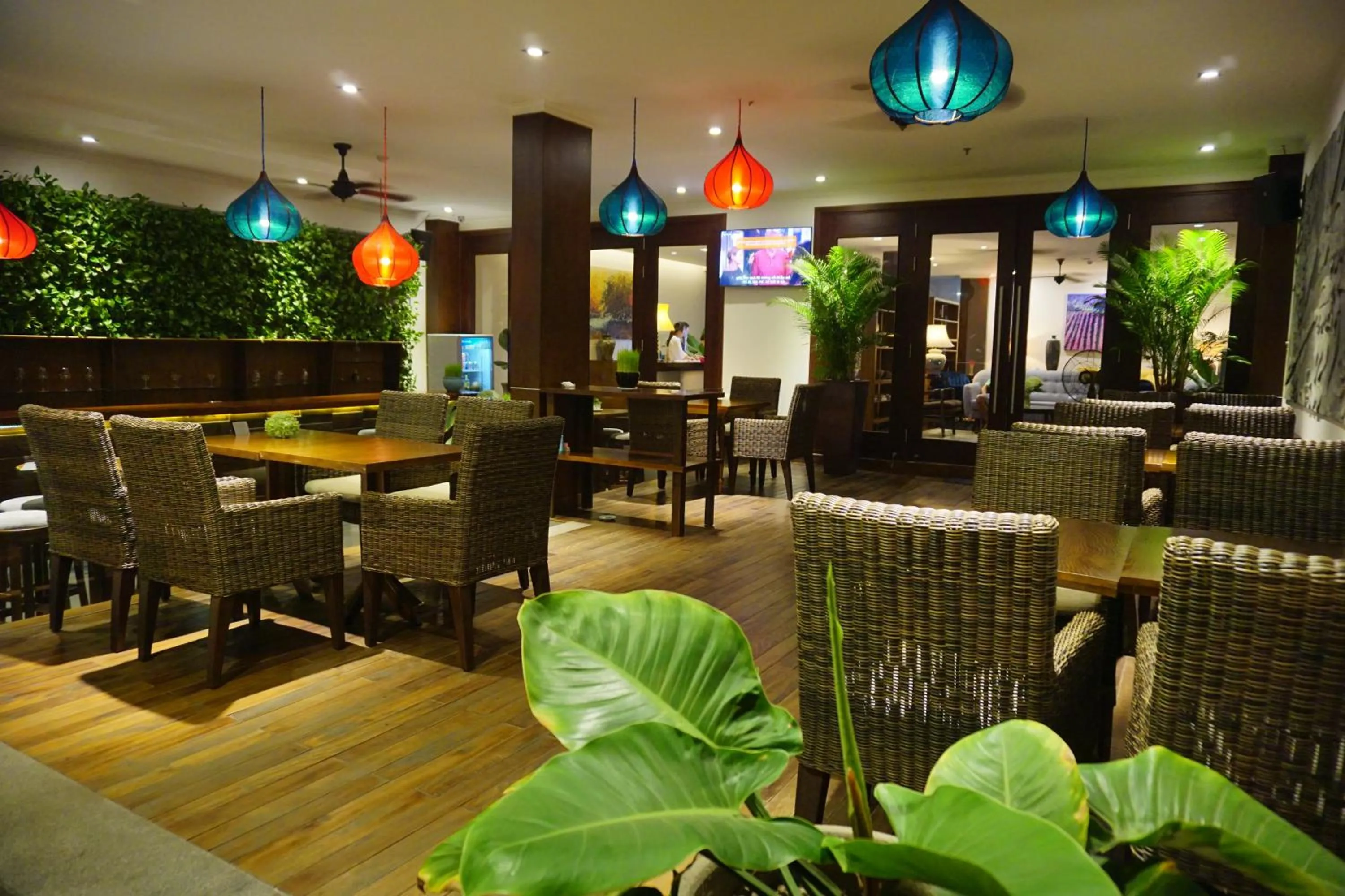 Restaurant/places to eat in Dan Oasis Hotel and Apartment