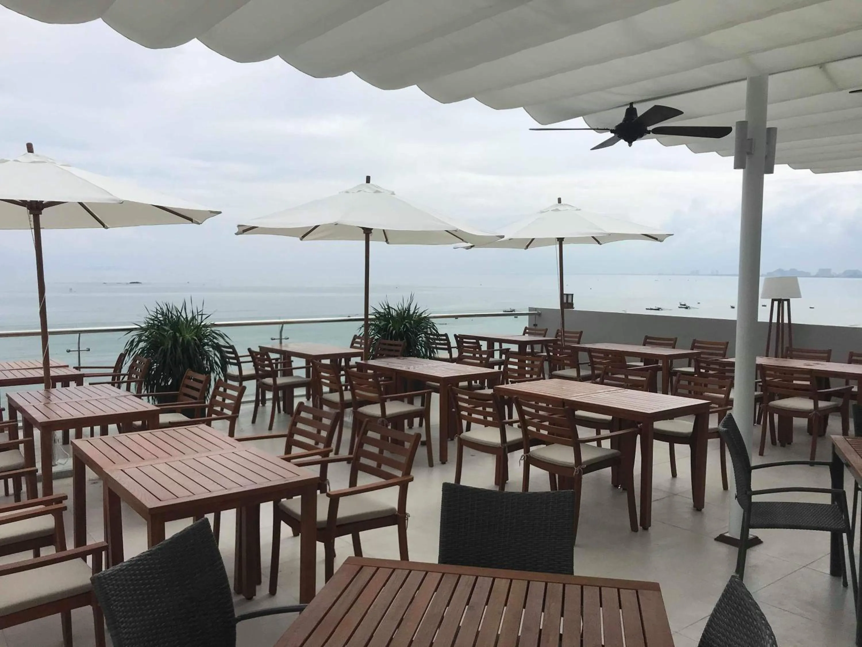 Food and drinks in Dan Oasis Hotel and Apartment