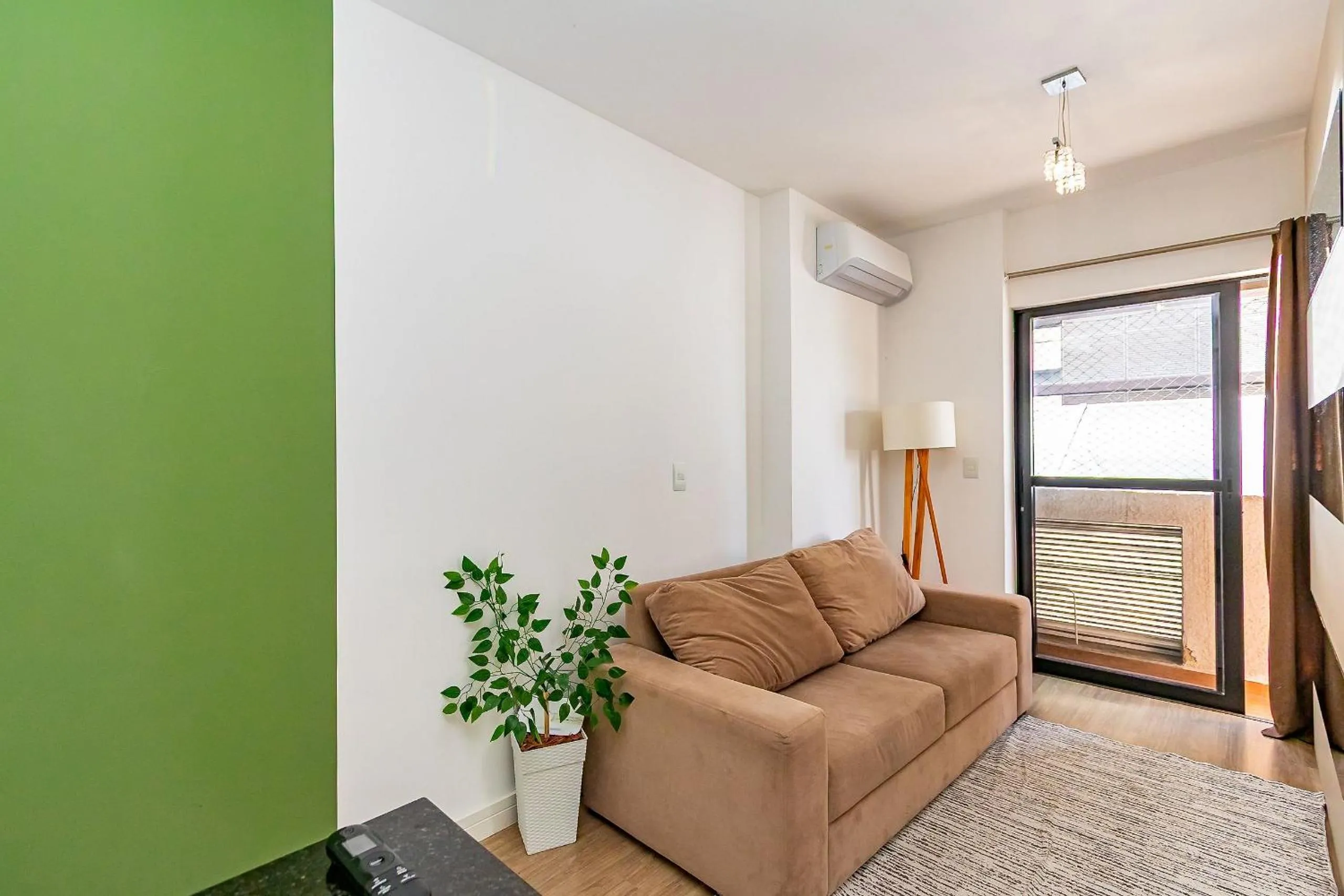 Apto em frente ao shopping com piscina aquecida