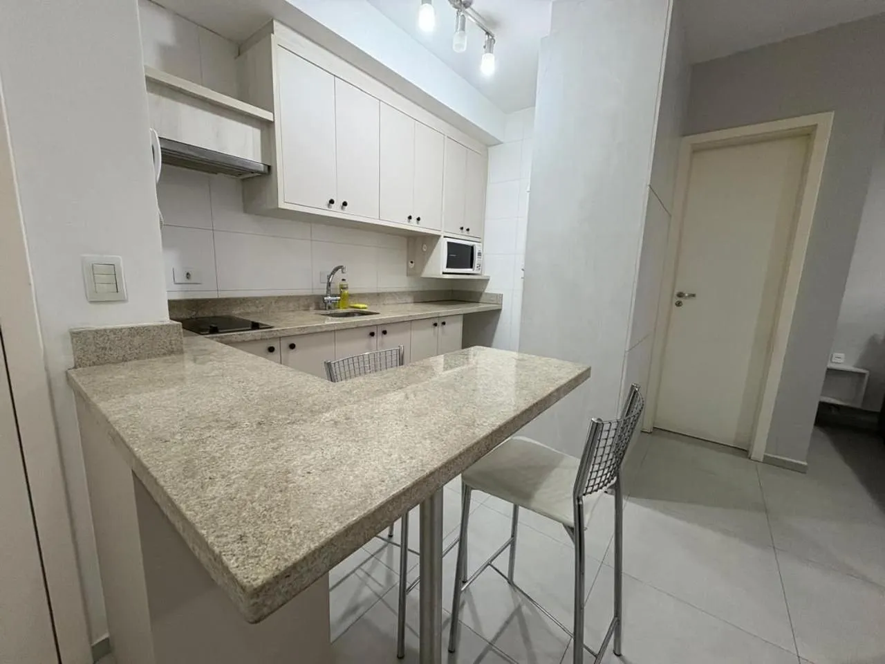 Apto em frente ao shopping com piscina aquecida