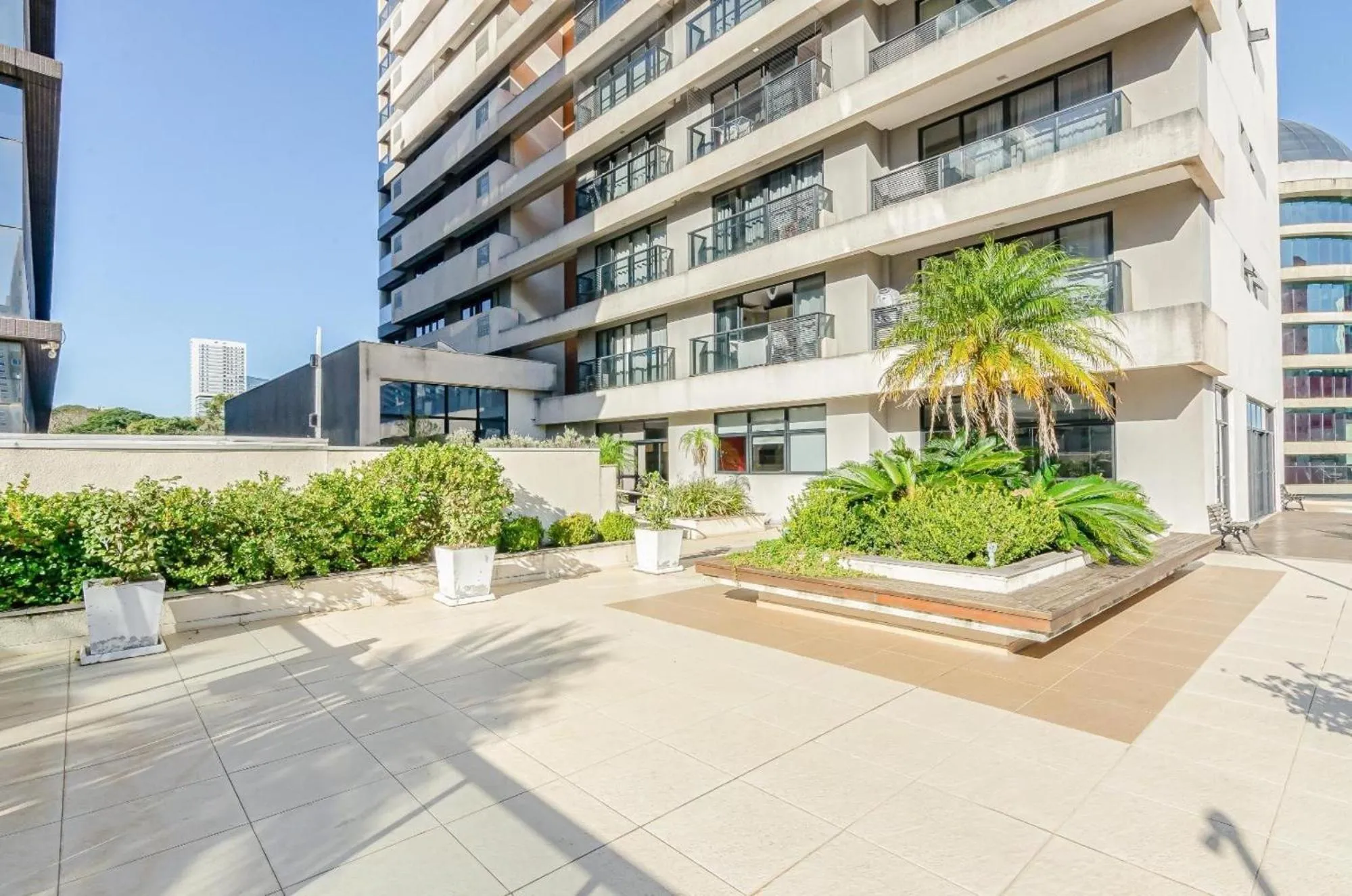 Apto em frente ao shopping com piscina aquecida