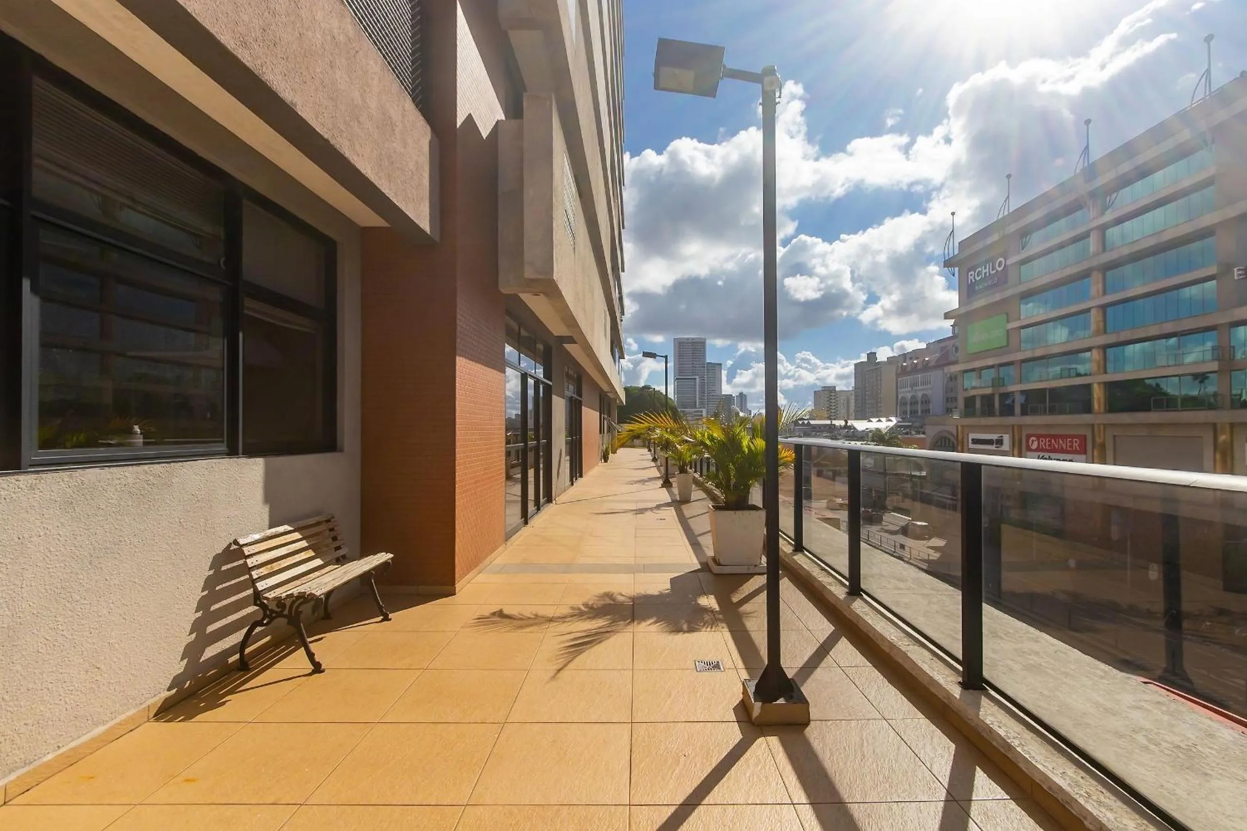 Apto em frente ao shopping com piscina aquecida