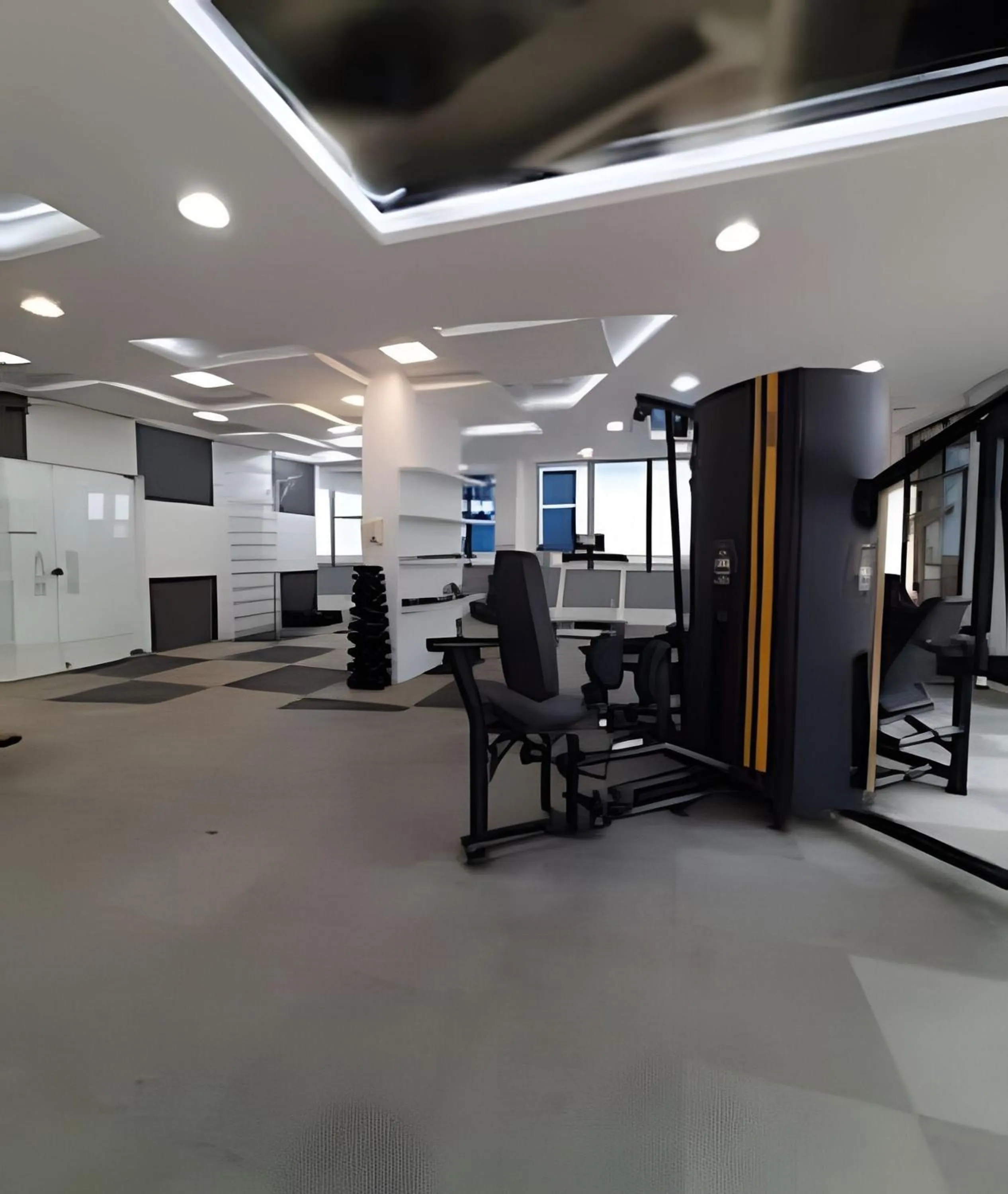 Apto em frente ao shopping com piscina aquecida