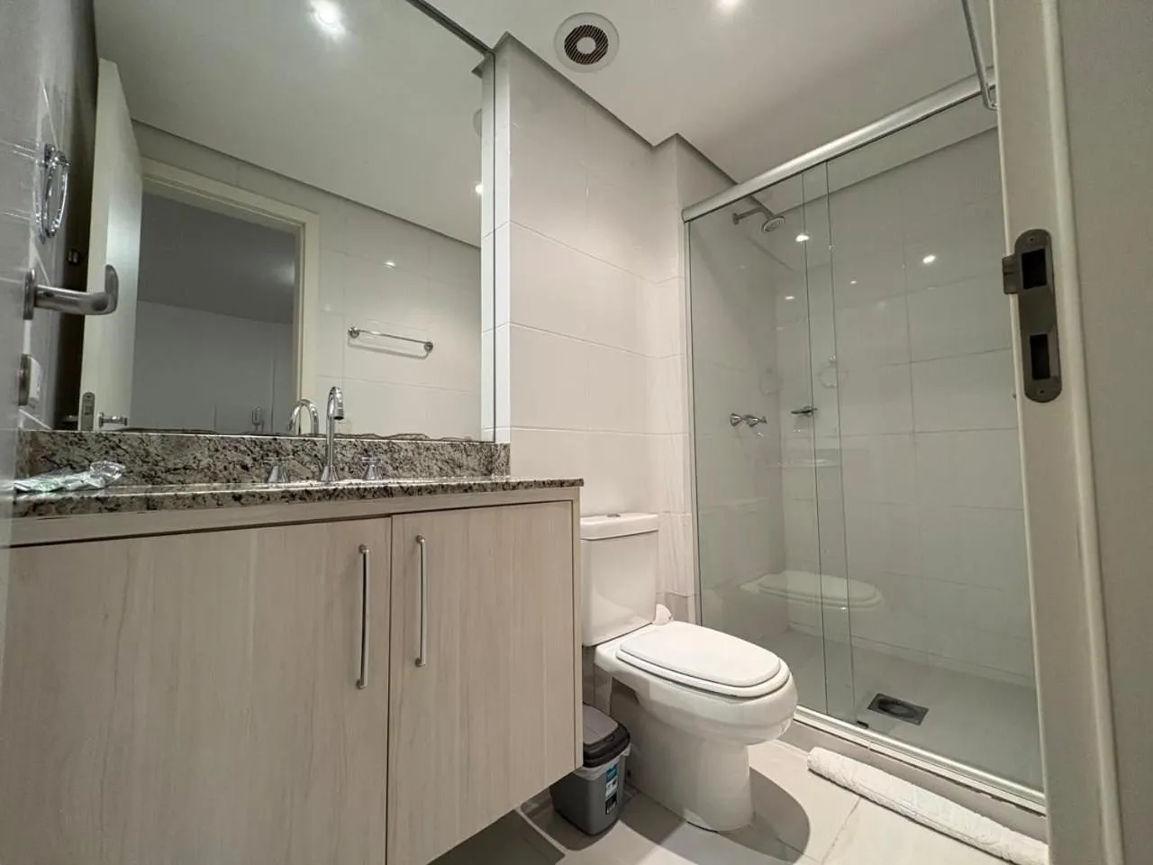 Apto em frente ao shopping com piscina aquecida