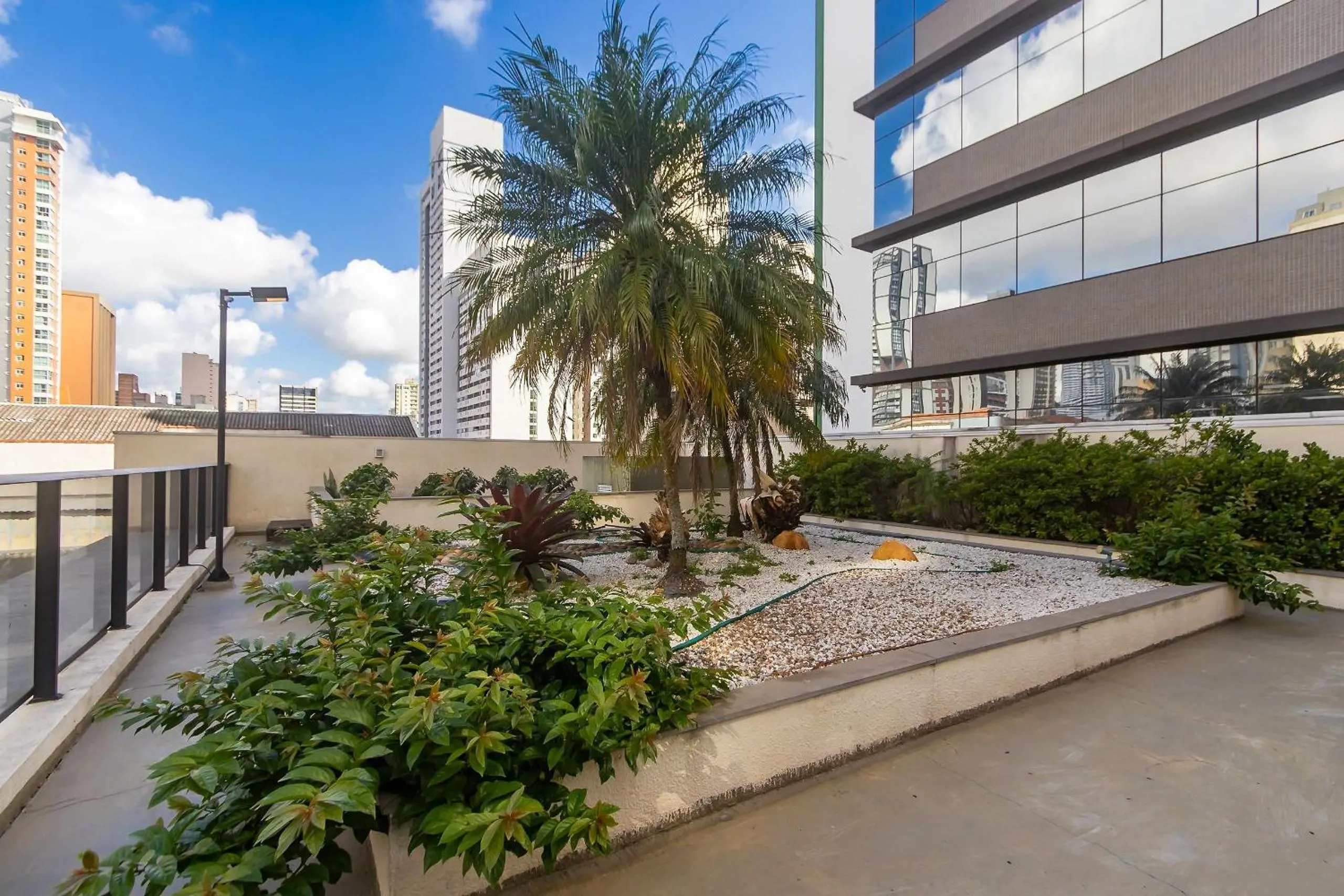 Apto em frente ao shopping com piscina aquecida