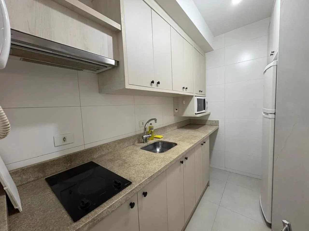 Apto em frente ao shopping com piscina aquecida