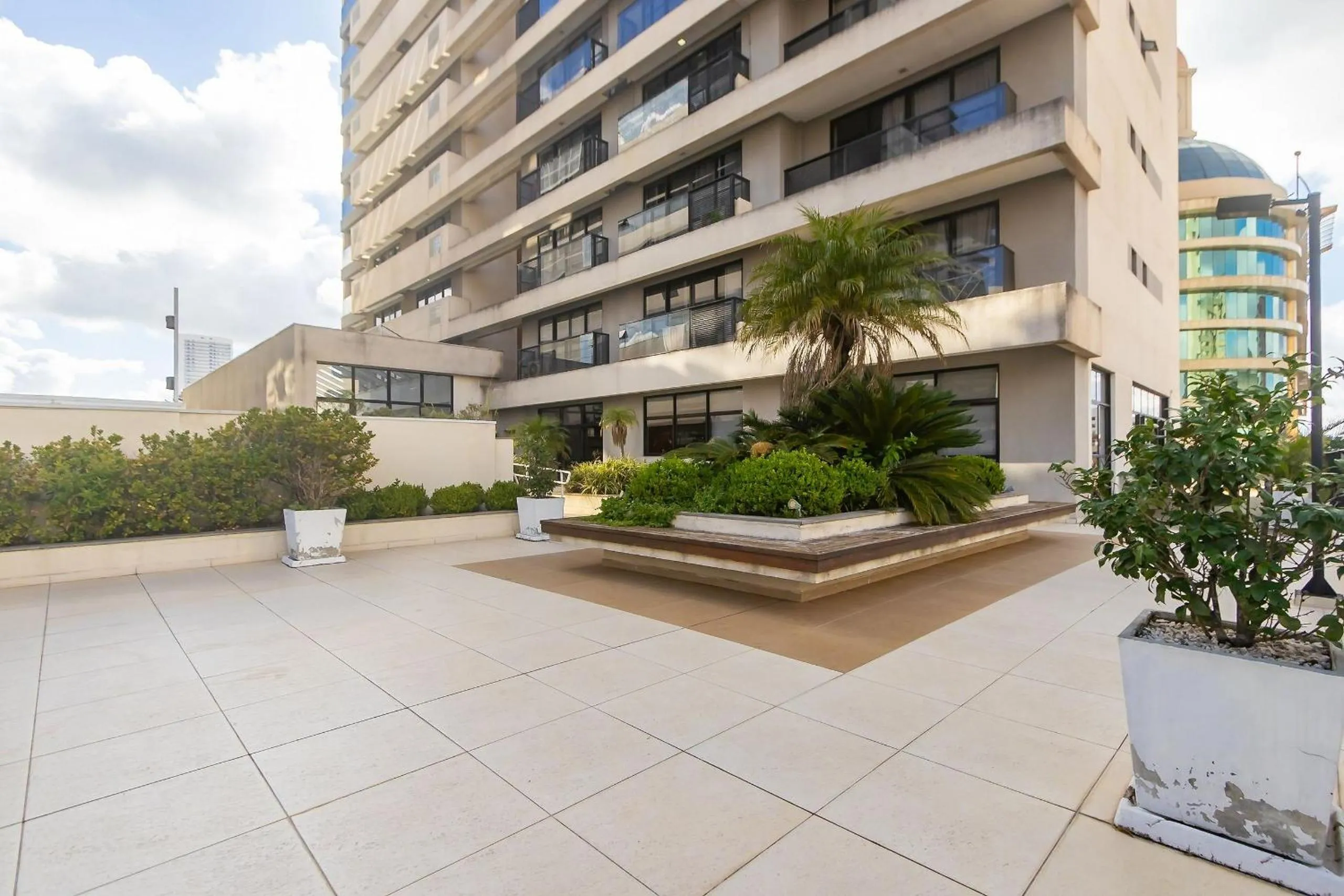 Apto em frente ao shopping com piscina aquecida