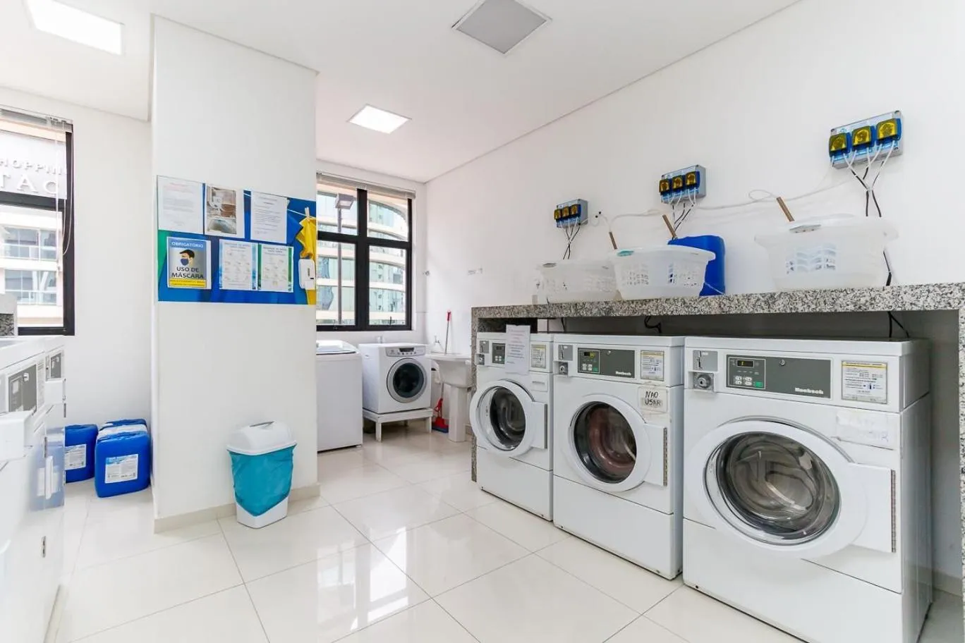 Apto em frente ao shopping com piscina aquecida