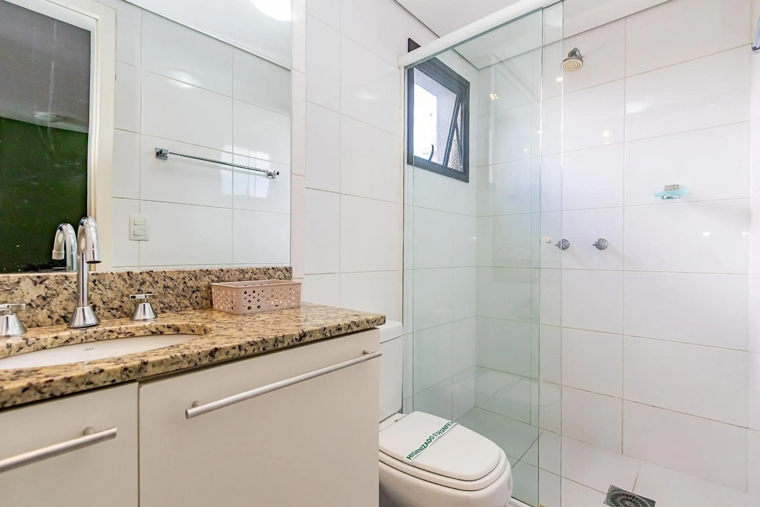 Apto em frente ao shopping com piscina aquecida