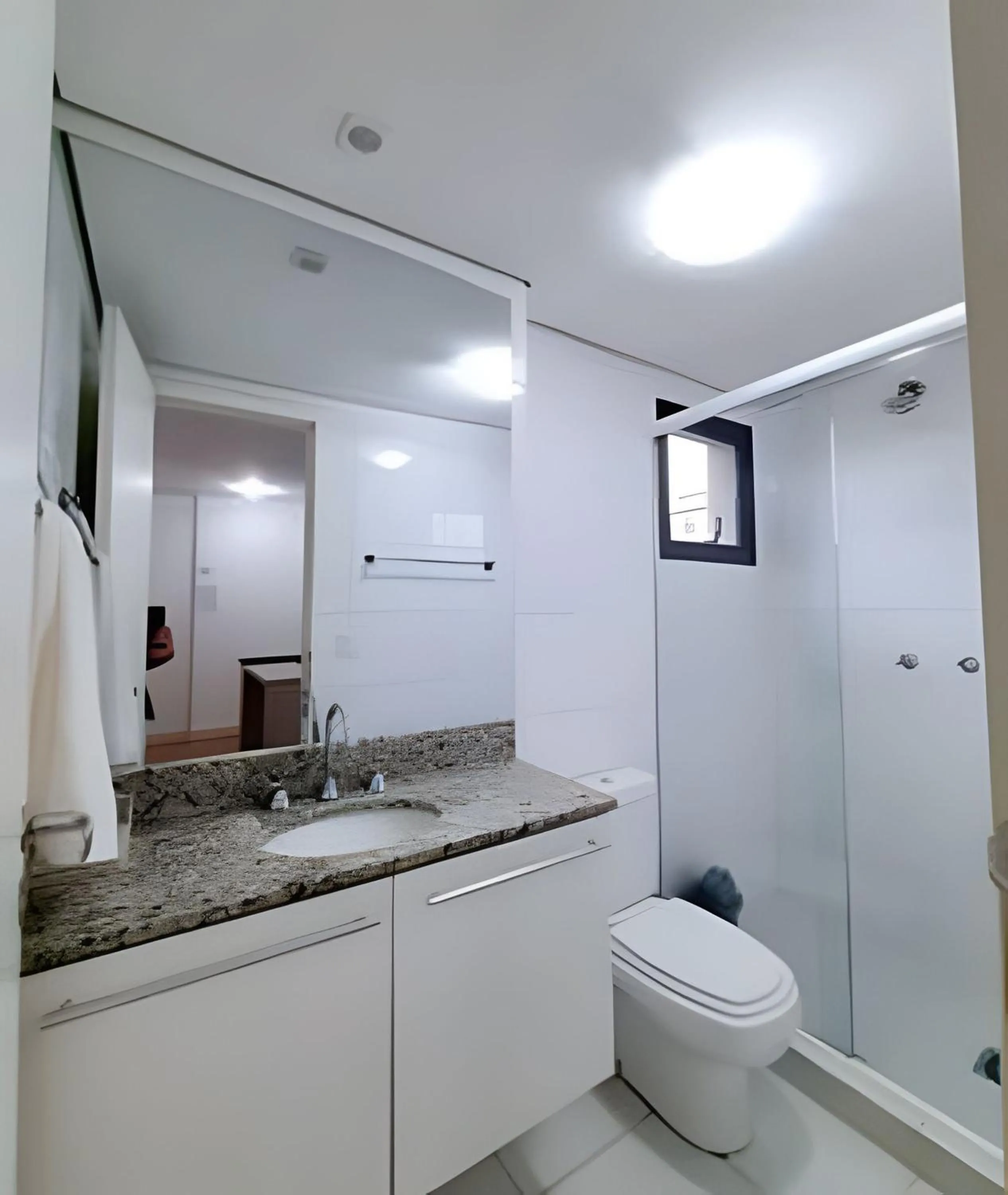 Apto em frente ao shopping com piscina aquecida