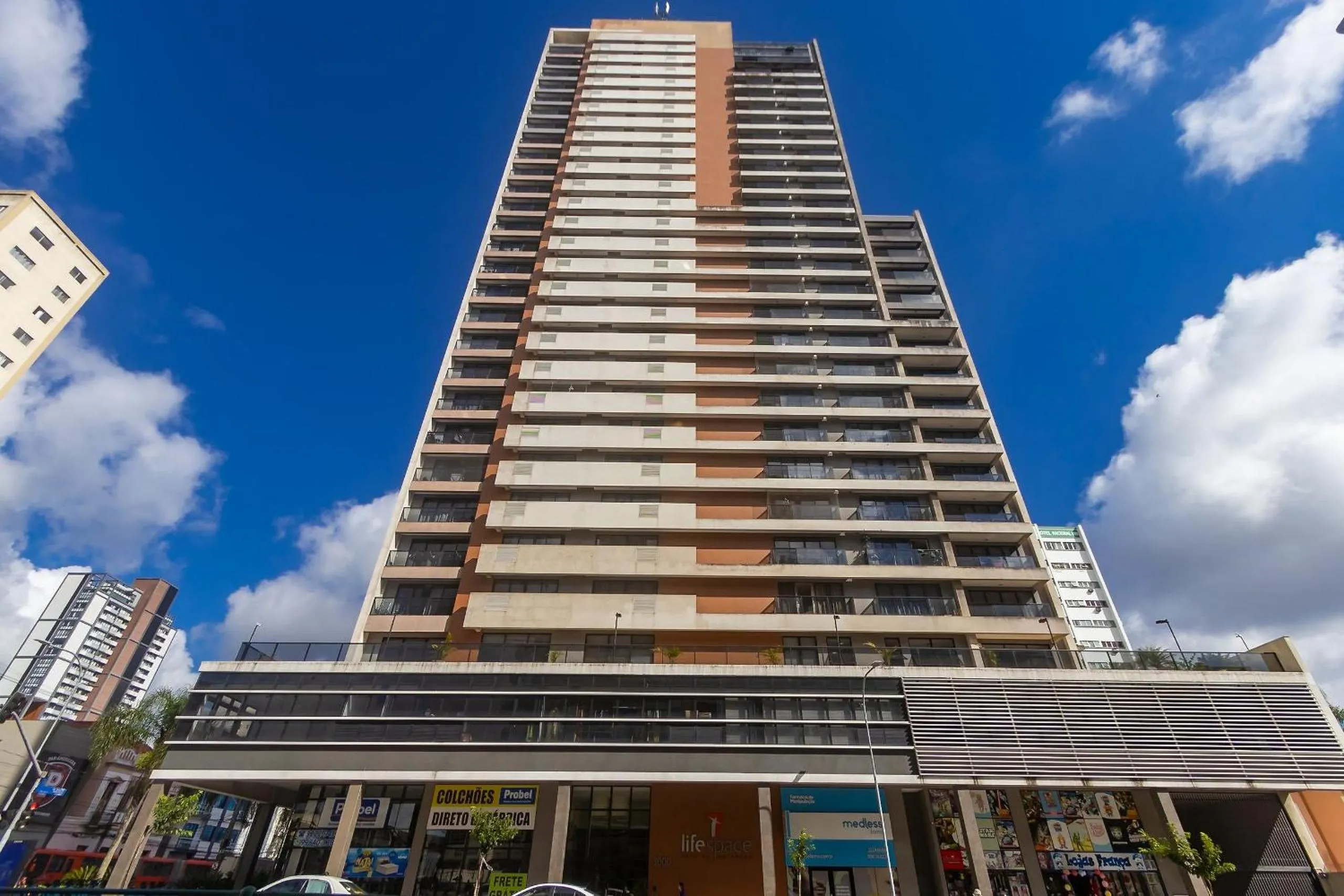 Apto em frente ao shopping com piscina aquecida