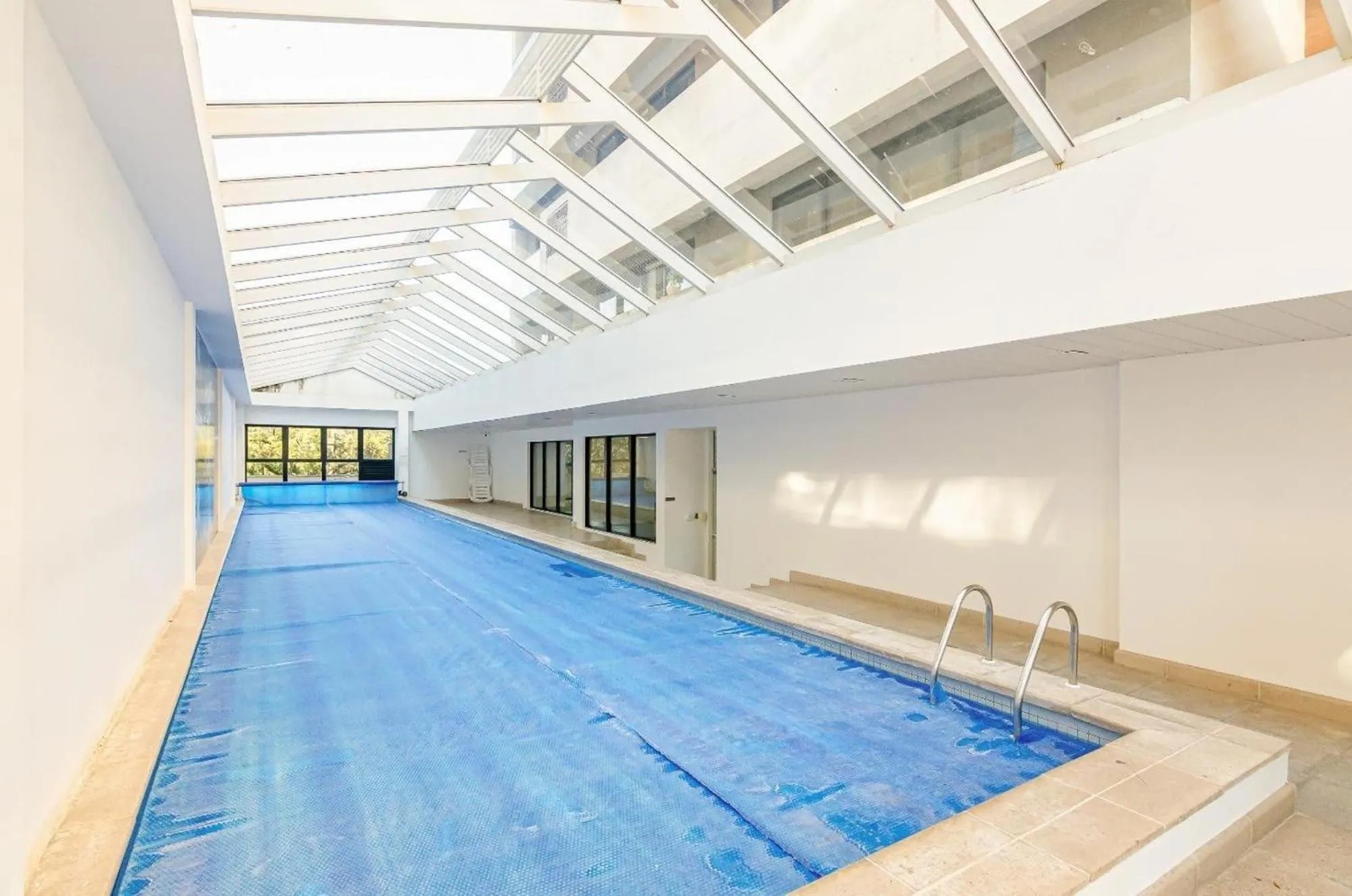 Apto em frente ao shopping com piscina aquecida