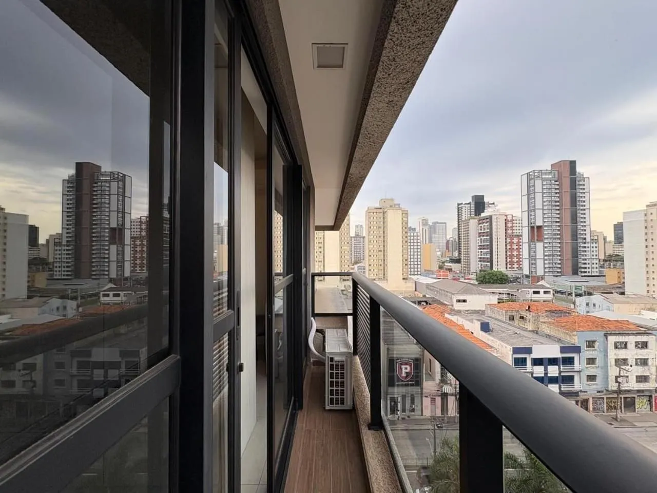 Apto em frente ao shopping com piscina aquecida