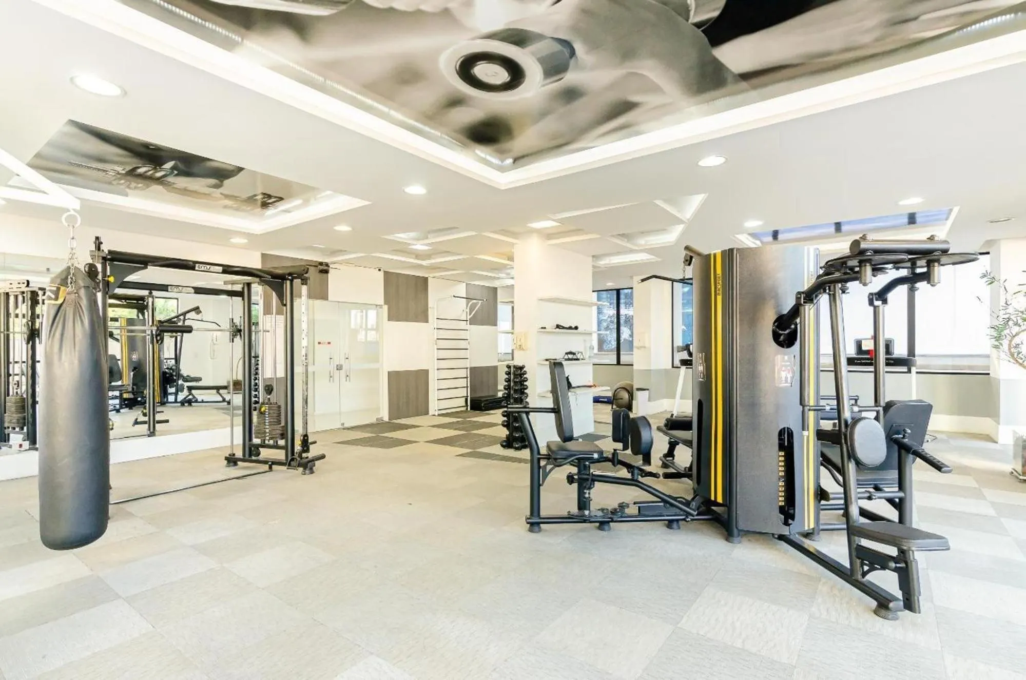 Apto em frente ao shopping com piscina aquecida