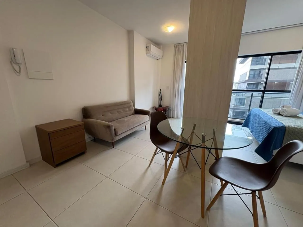 Apto em frente ao shopping com piscina aquecida