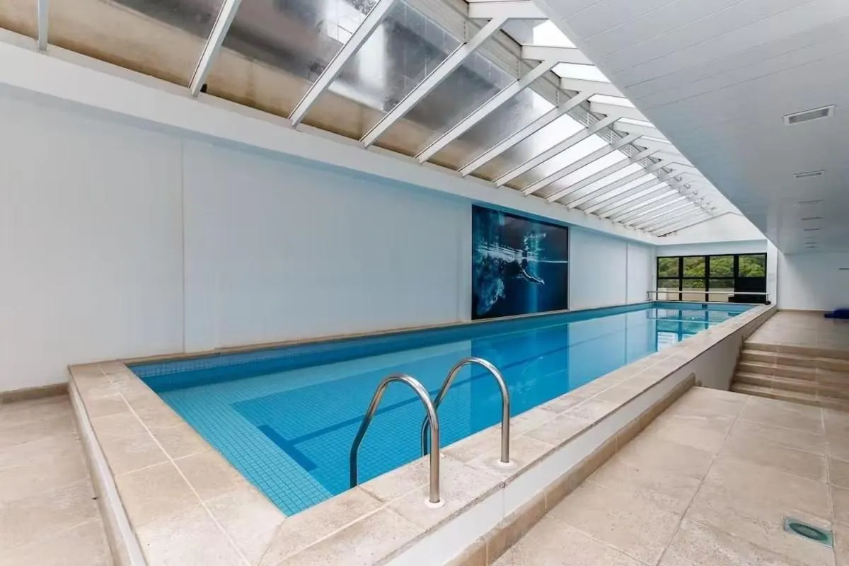 Apto em frente ao shopping com piscina aquecida