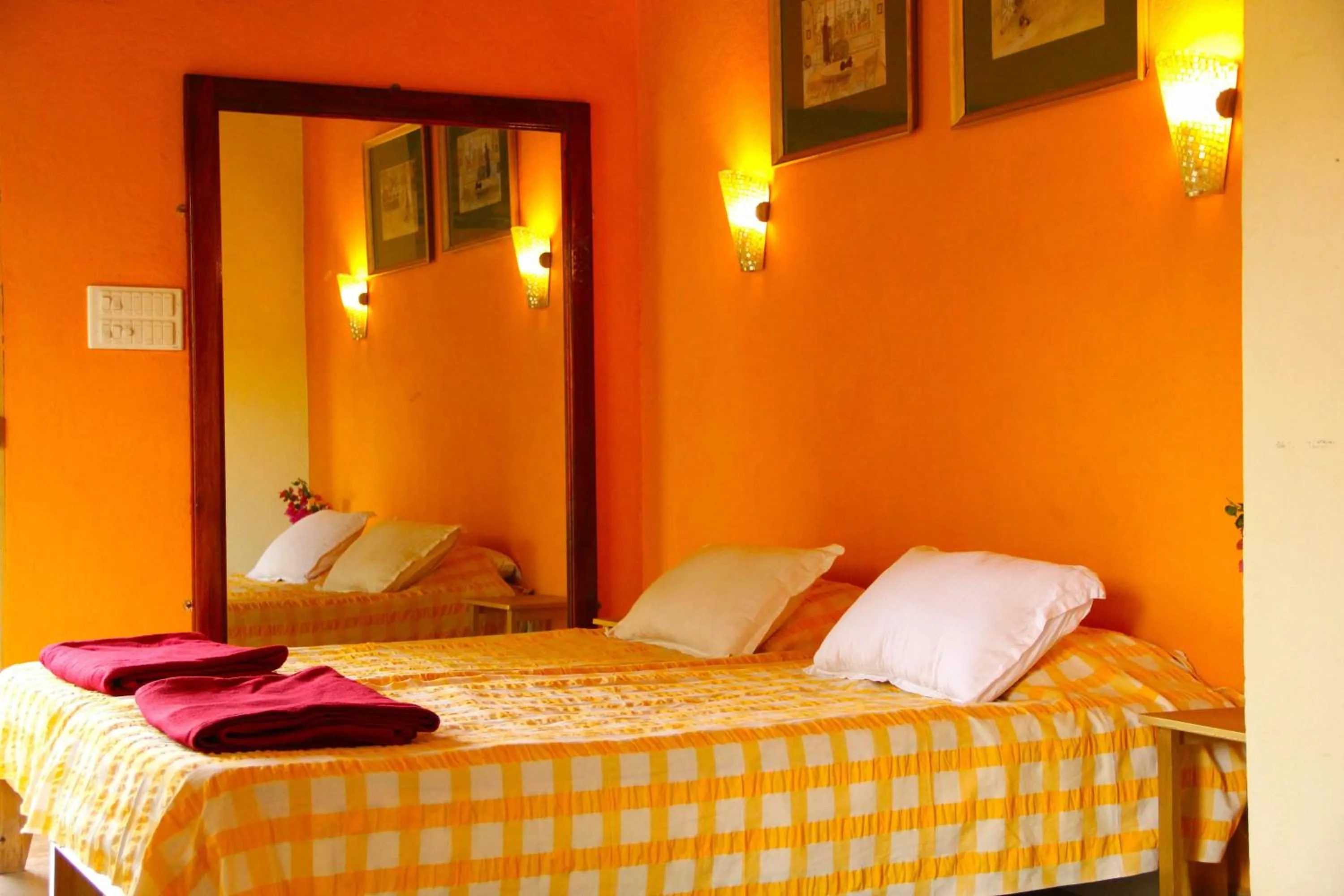 Photo of the whole room, Bed in Michèle's Garden