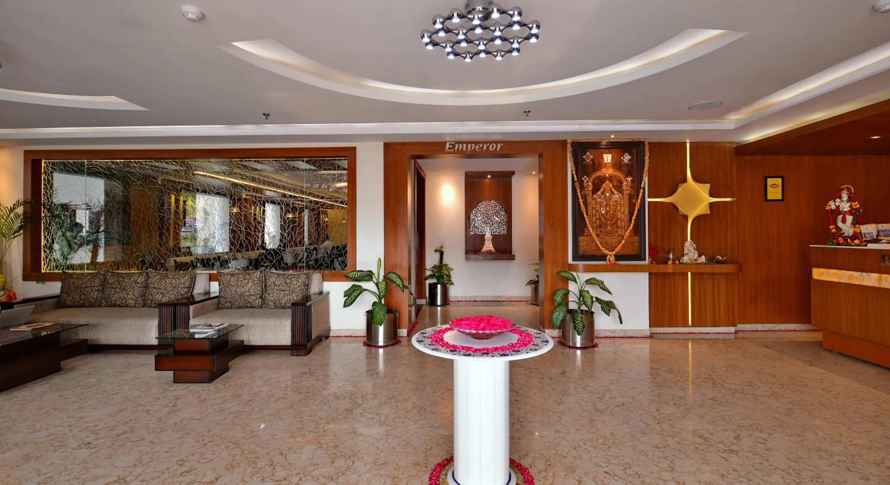 Lobby or reception in Hotel Seven Hills Tower
