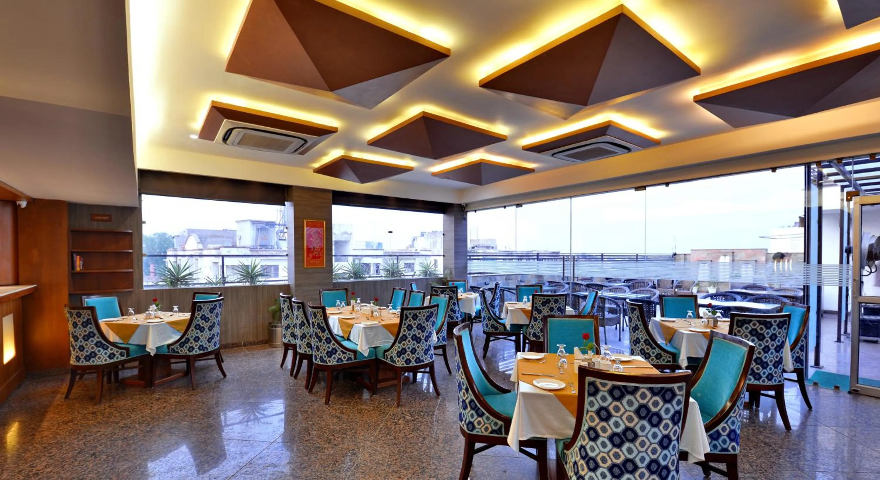 Restaurant/places to eat in Hotel Seven Hills Tower