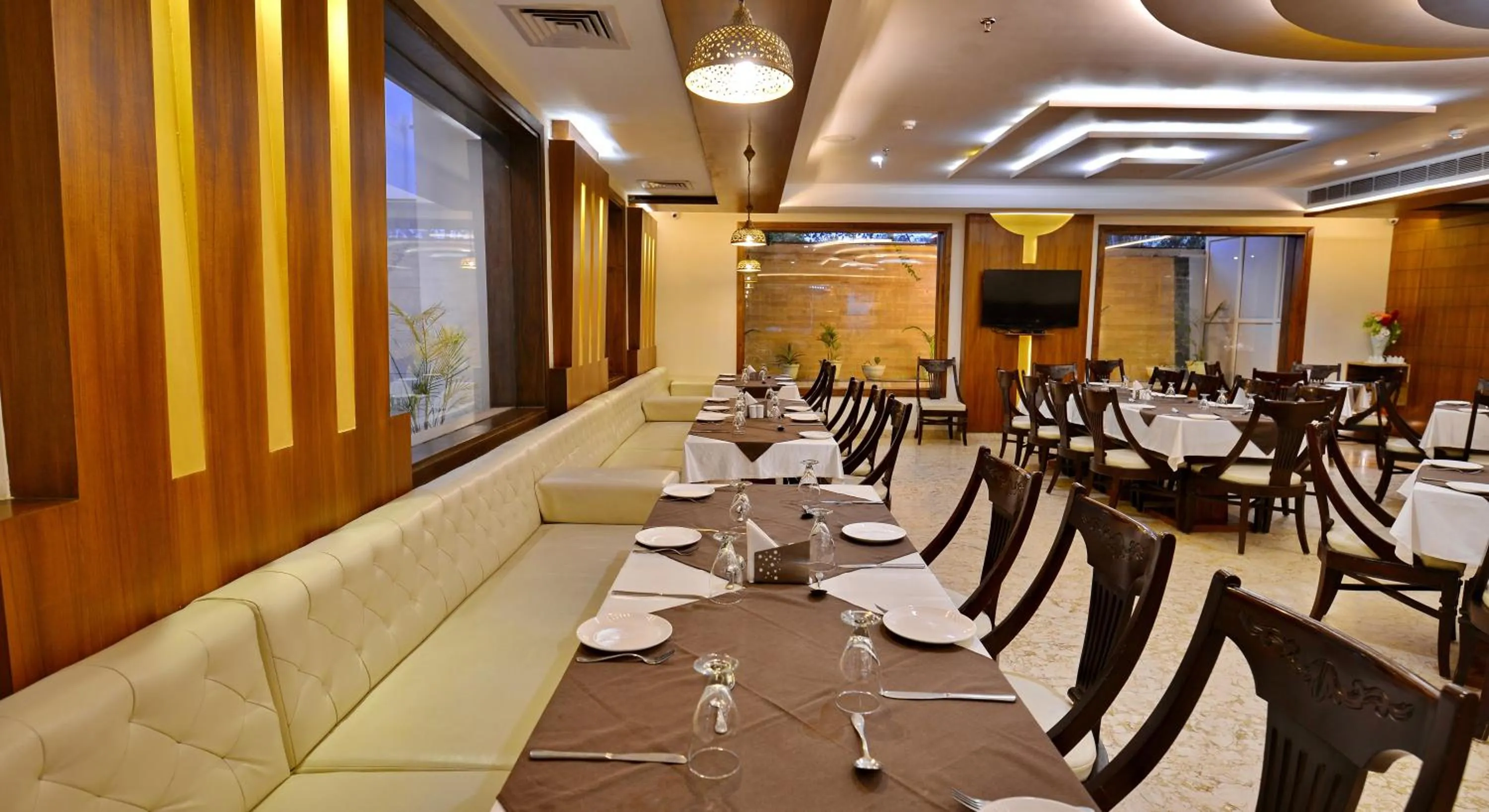 Restaurant/places to eat in Hotel Seven Hills Tower