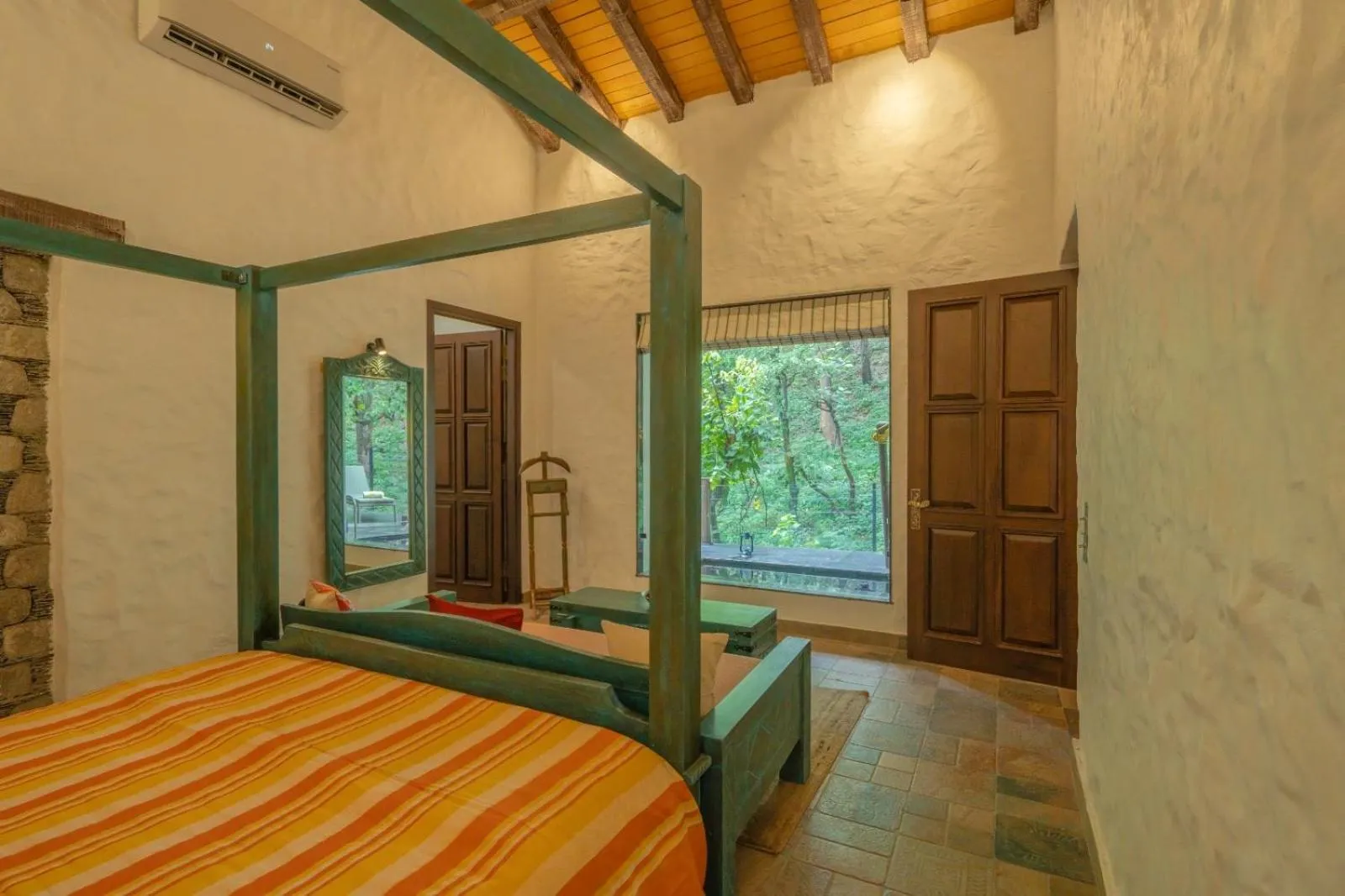 Bed in Paatlidun Safari Lodge, Jim Corbett