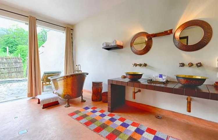 Bathroom in Paatlidun Safari Lodge, Jim Corbett