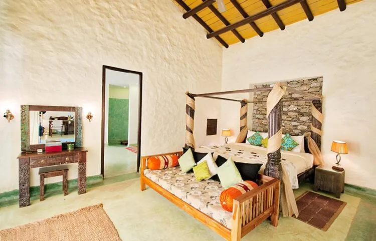 Bedroom, Bed in Paatlidun Safari Lodge, Jim Corbett