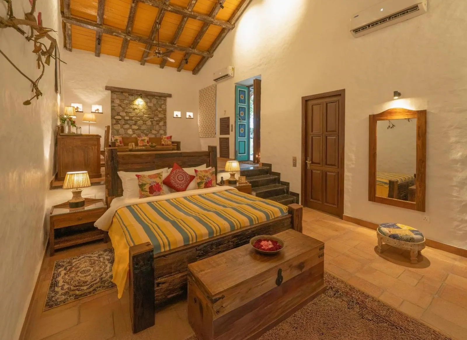 Bed in Paatlidun Safari Lodge, Jim Corbett