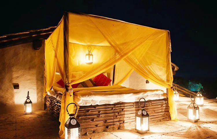 Bed in Paatlidun Safari Lodge, Jim Corbett