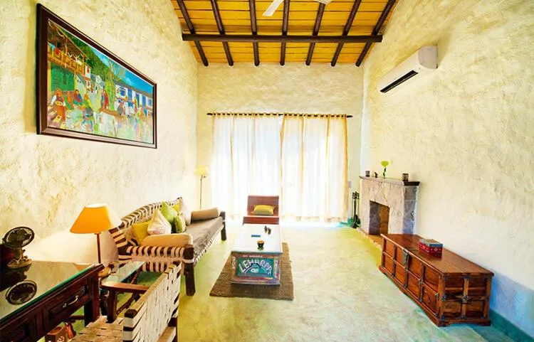 Living room in Paatlidun Safari Lodge, Jim Corbett