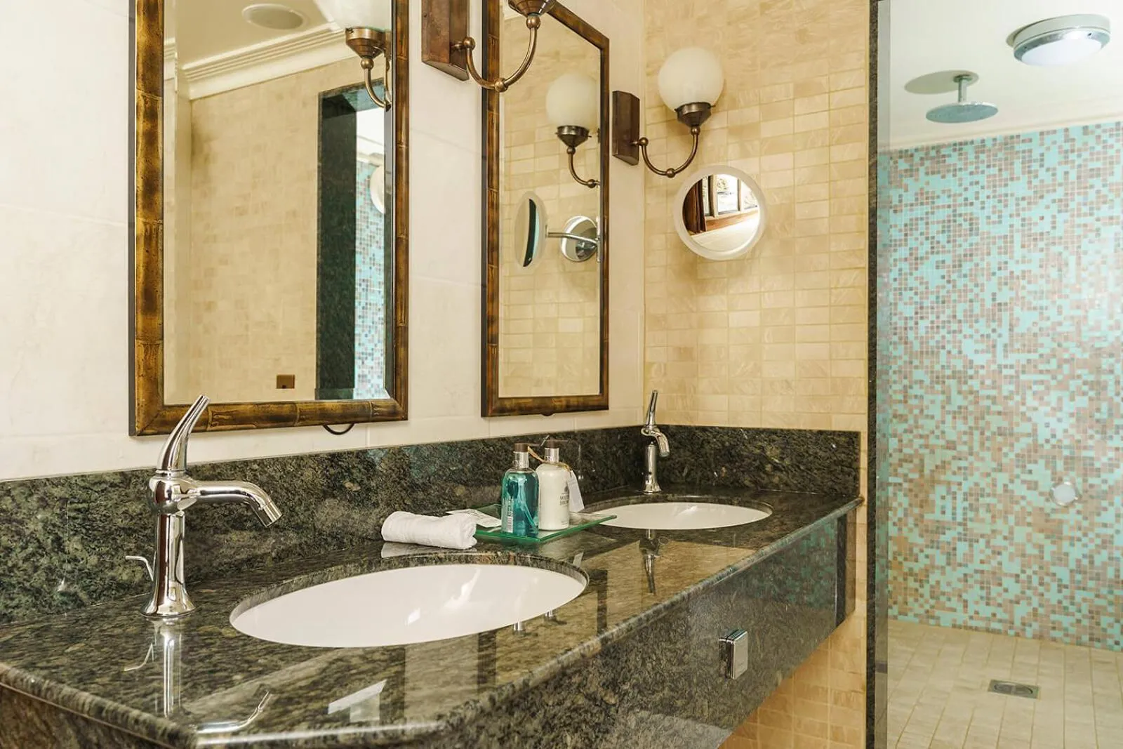 Shower in The Manor House Hotel and Golf Club