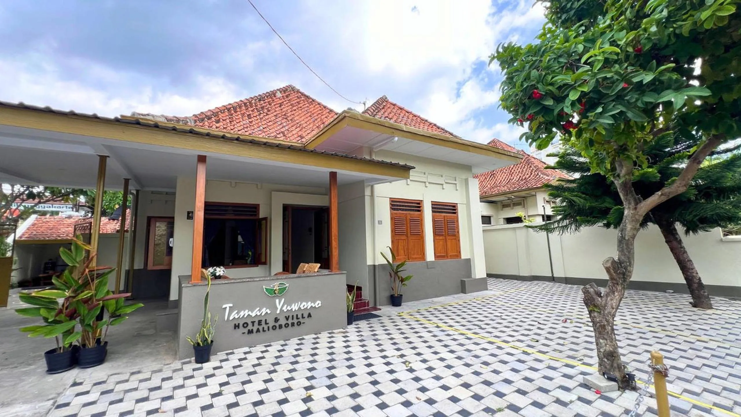 Property building in Yuwono Hotel & Villa Malioboro