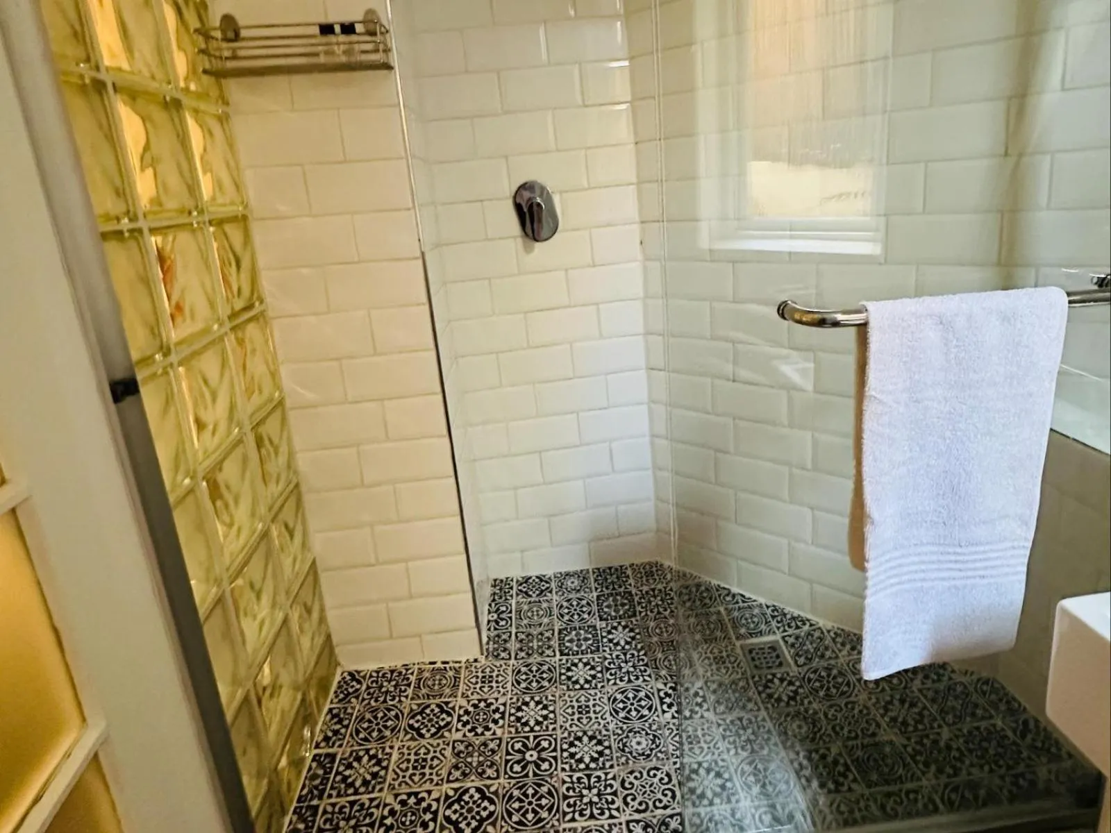 Shower in Ashby Manor Guest House