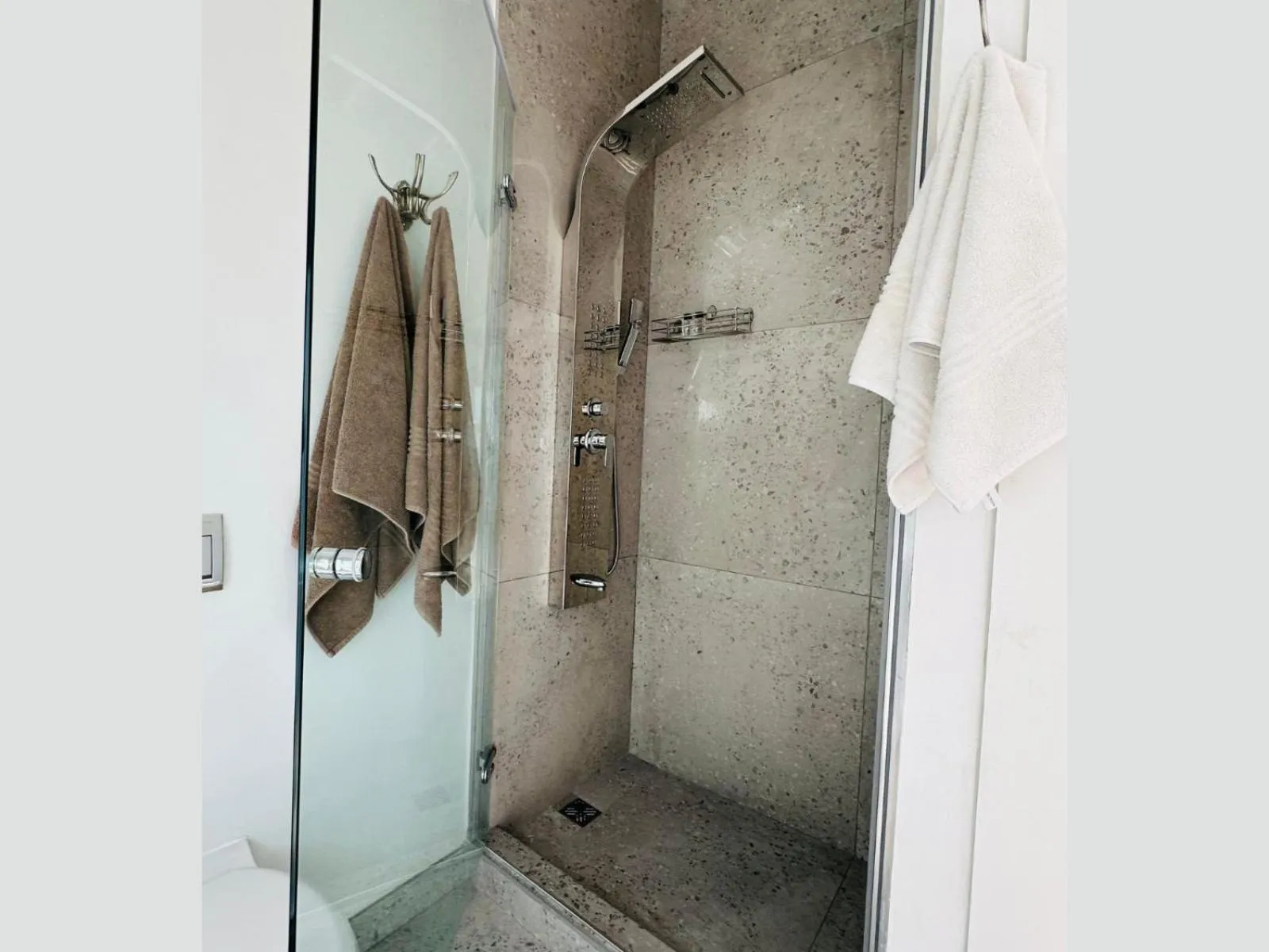 Shower in Ashby Manor Guest House