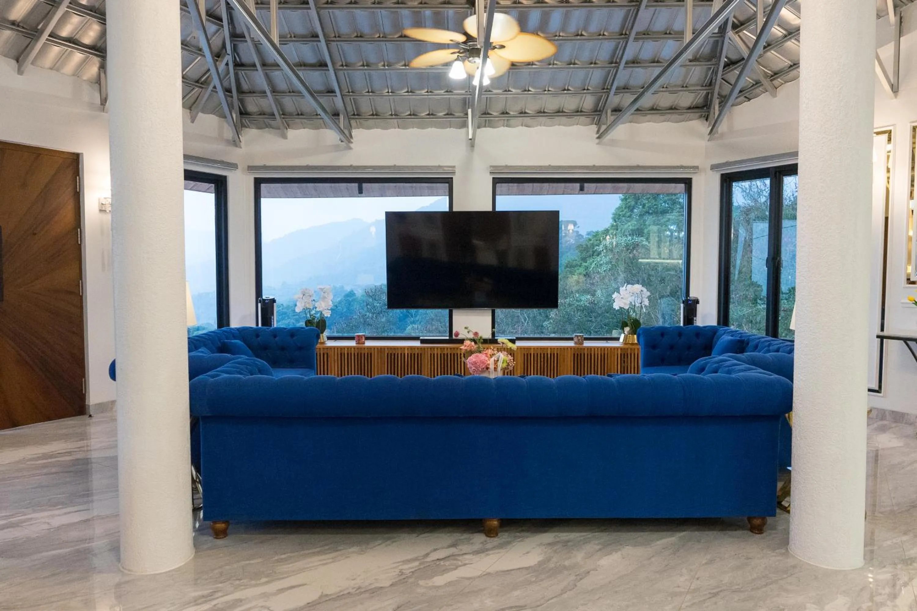 TV and multimedia in Casa de Monique Villas & Glamping Retreat