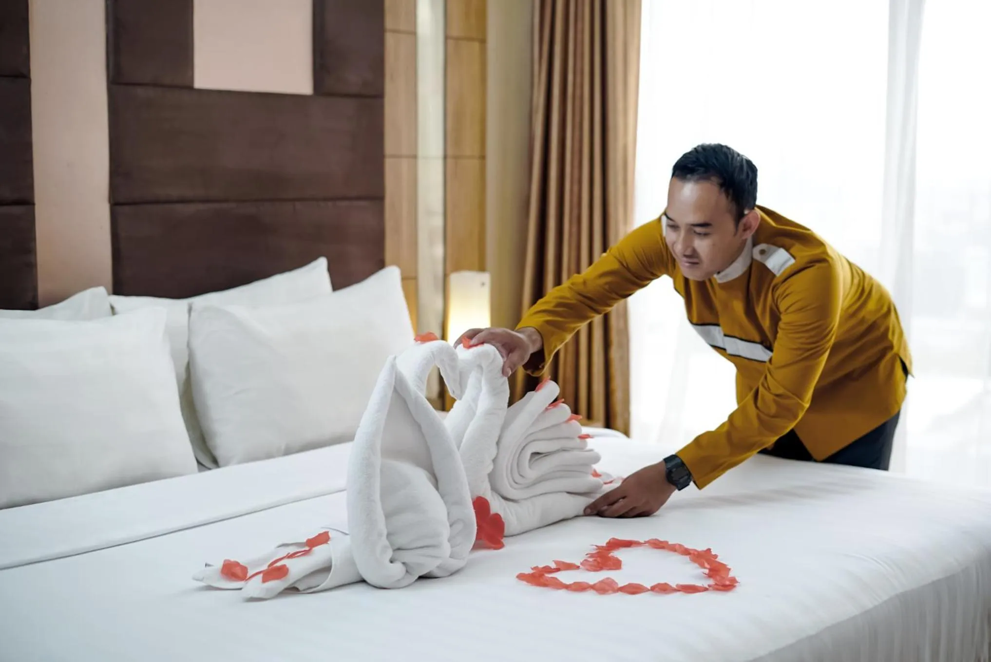 room service, Bed in Grand Tjokro Jakarta