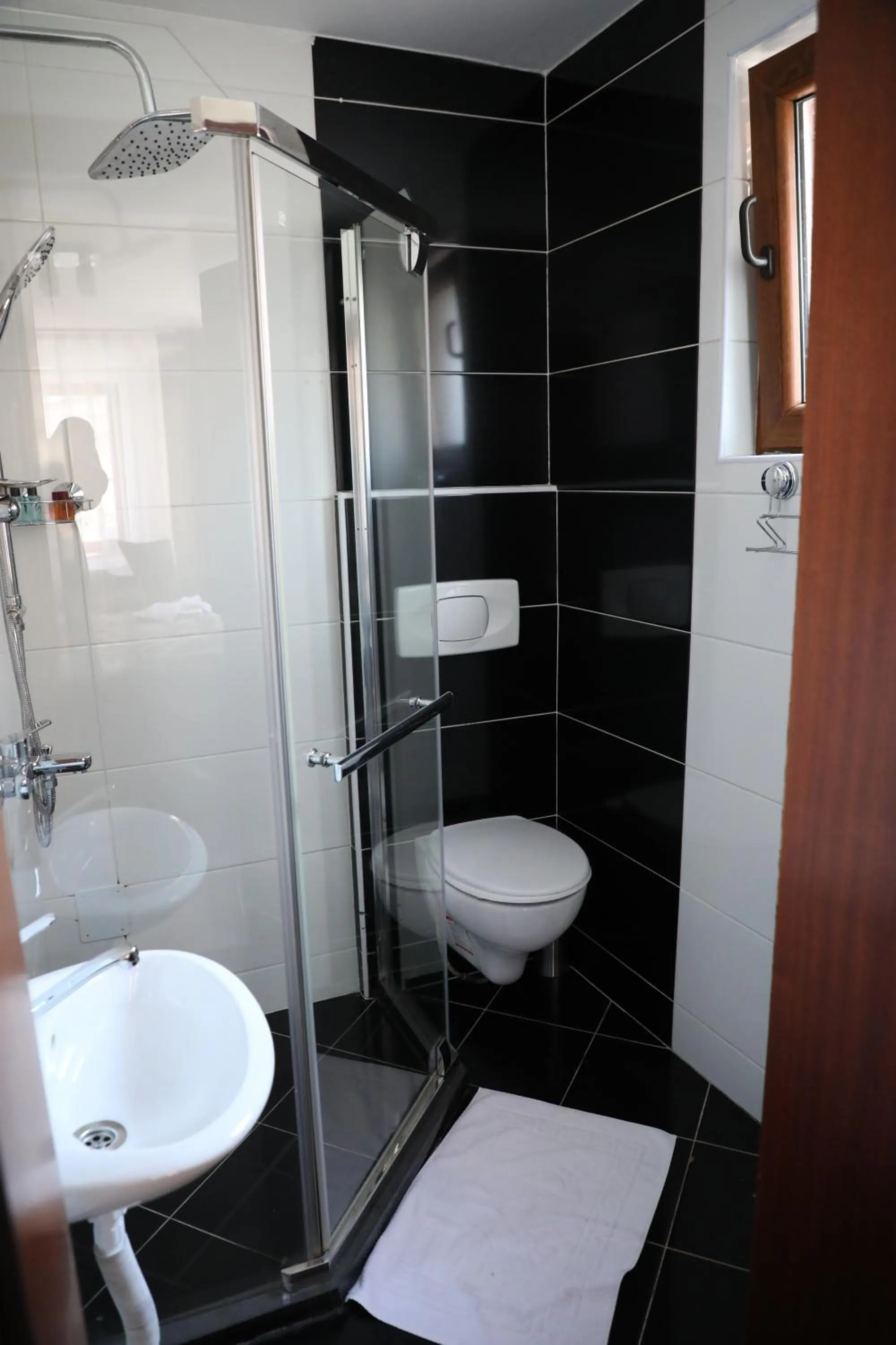 Shower in Bruti Hotel