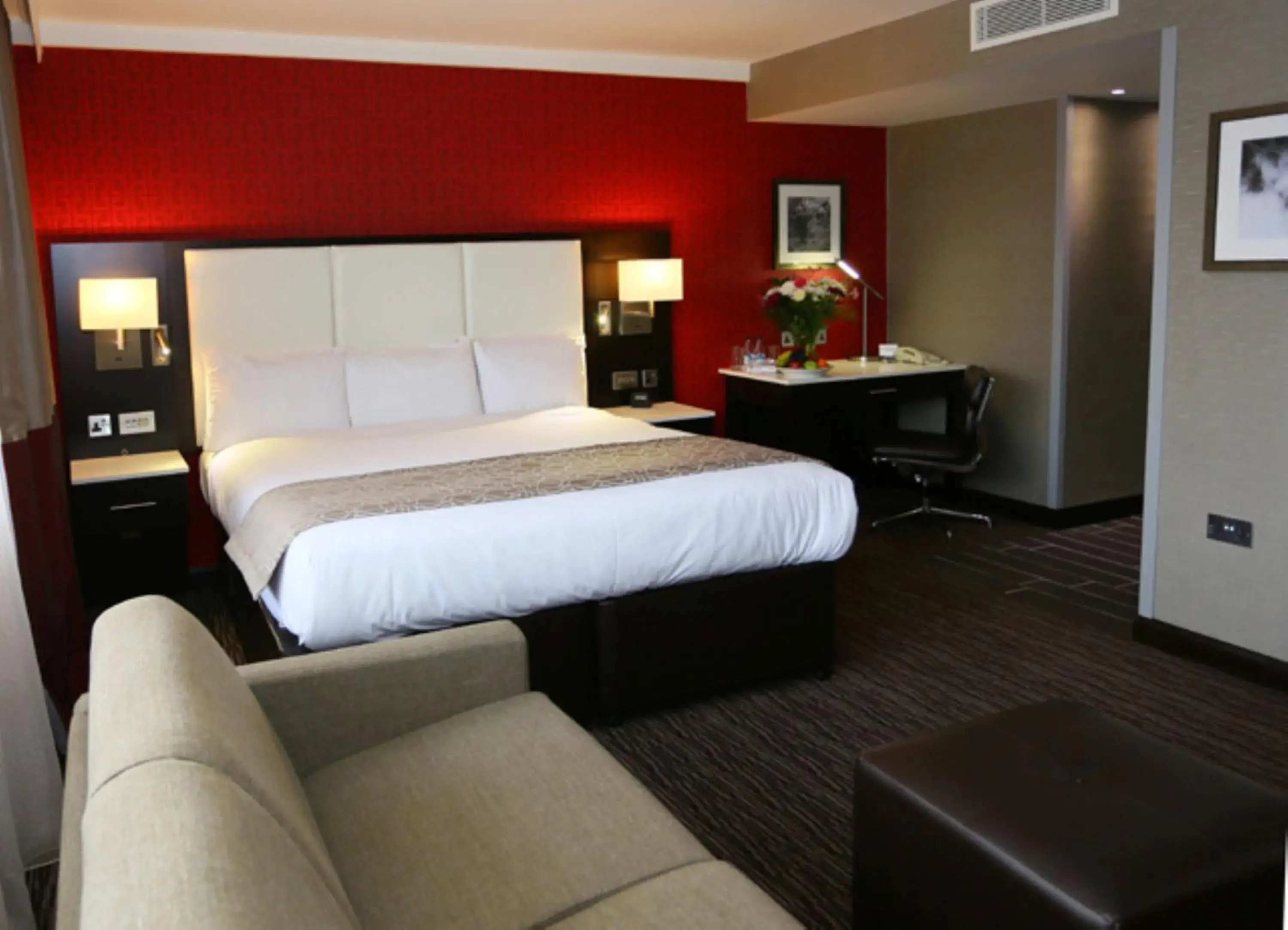 Deluxe King Room with Sofa Bed in DoubleTree by Hilton Hotel Nottingham - Gateway Deluxe King Room with Sofa Bed in DoubleTree by Hilton Hotel Nottingham - Gateway