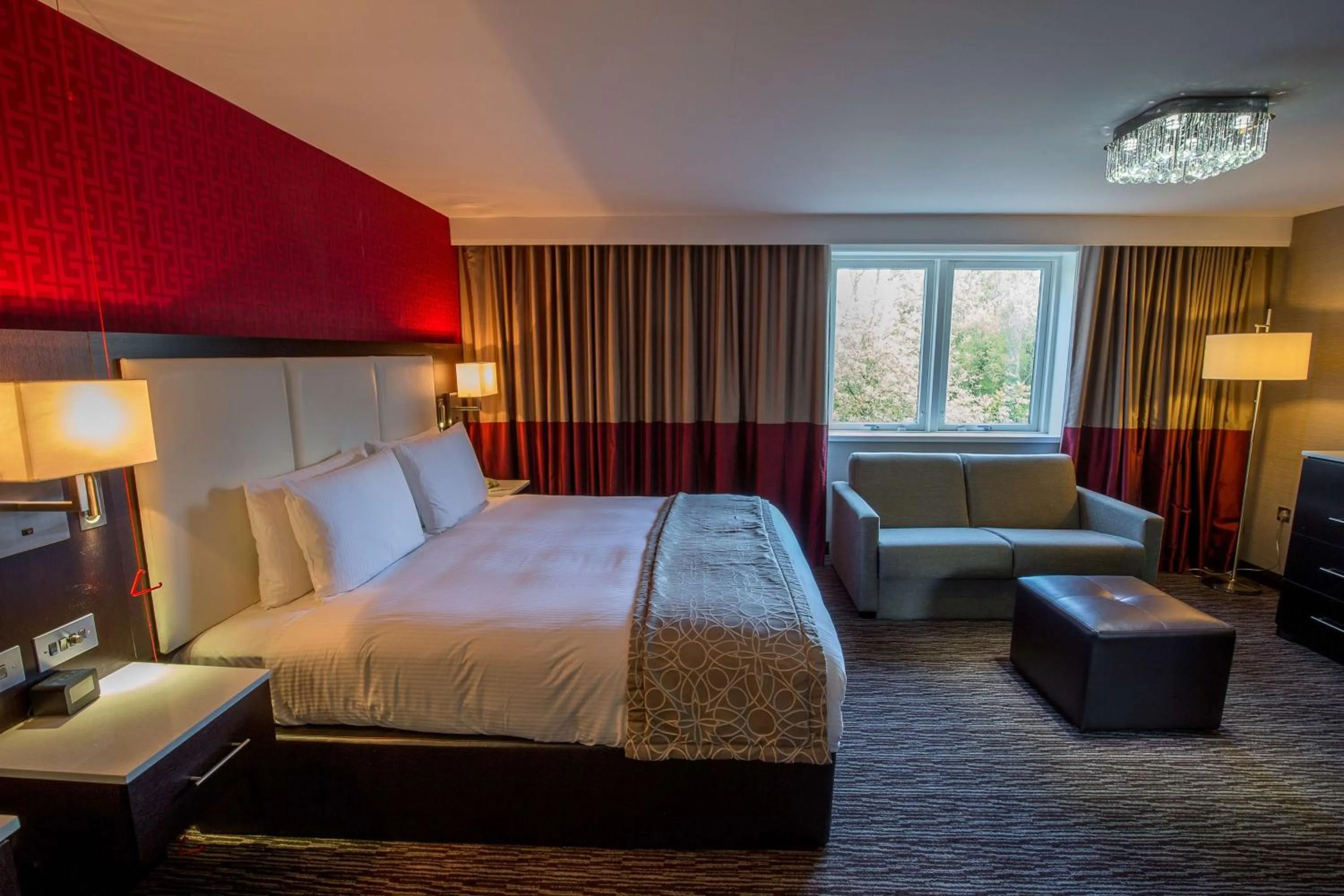 Living room, Bed in DoubleTree by Hilton Hotel Nottingham - Gateway