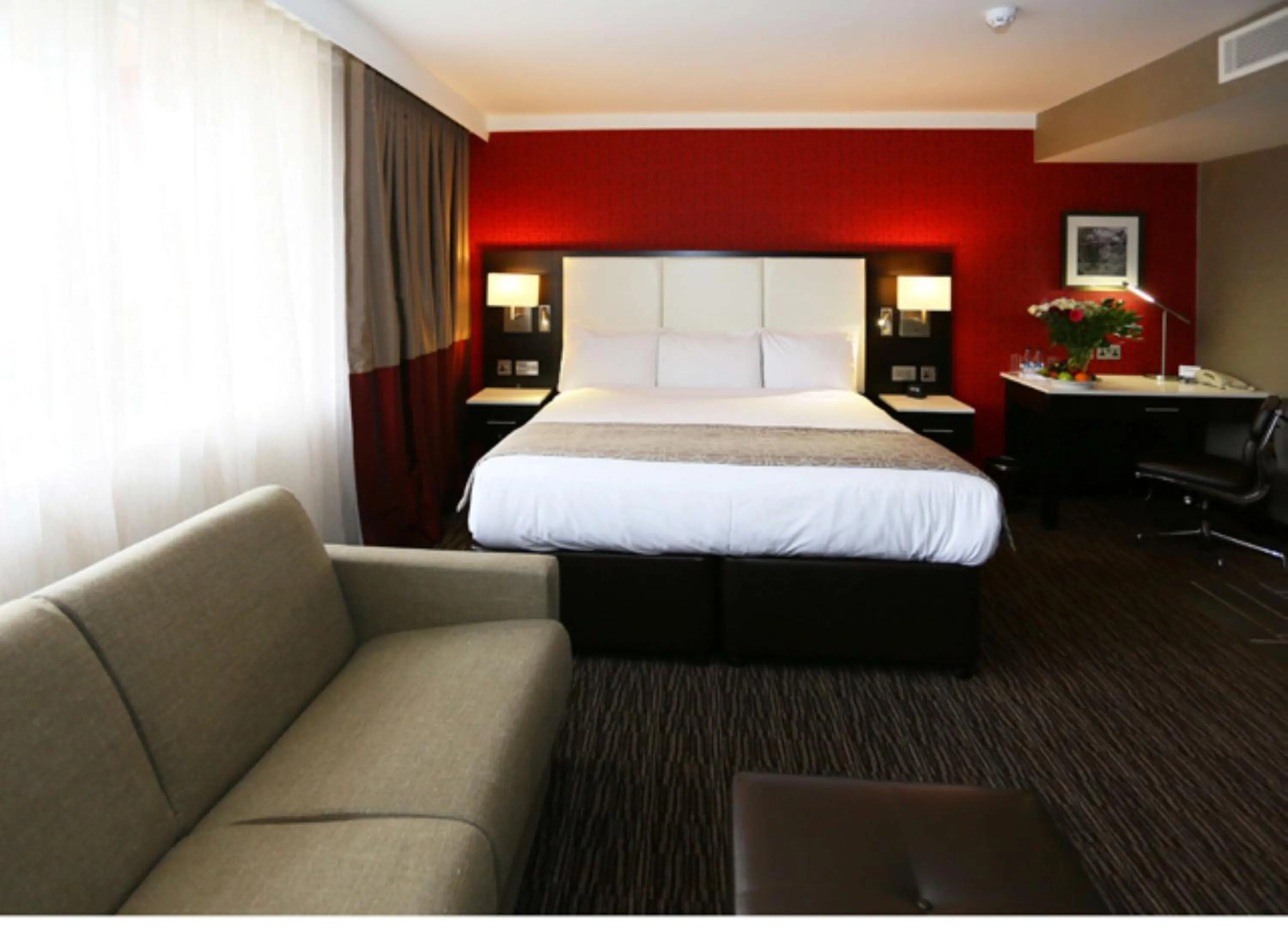 Living room, Bed in DoubleTree by Hilton Hotel Nottingham - Gateway