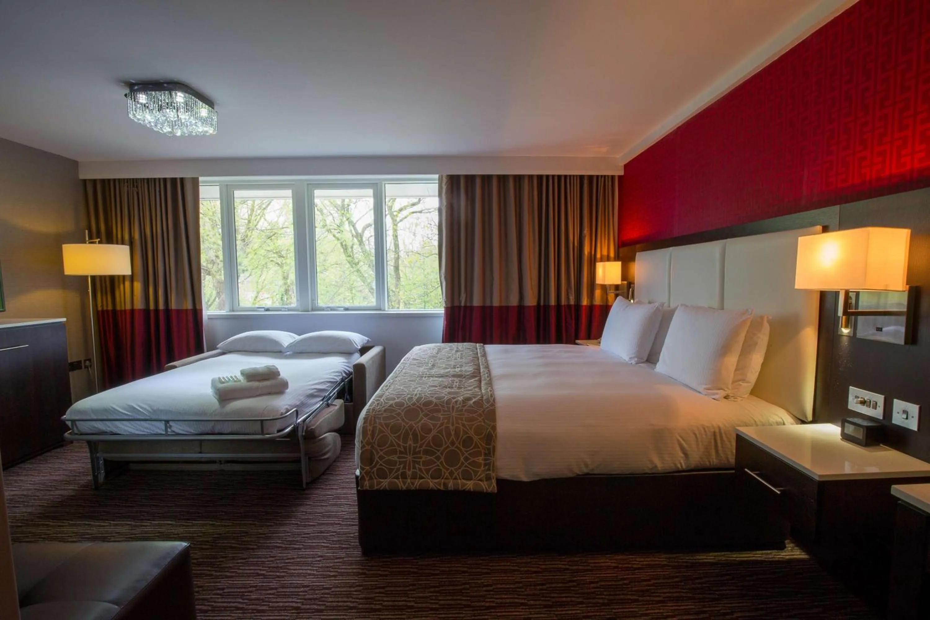 Living room, Bed in DoubleTree by Hilton Hotel Nottingham - Gateway