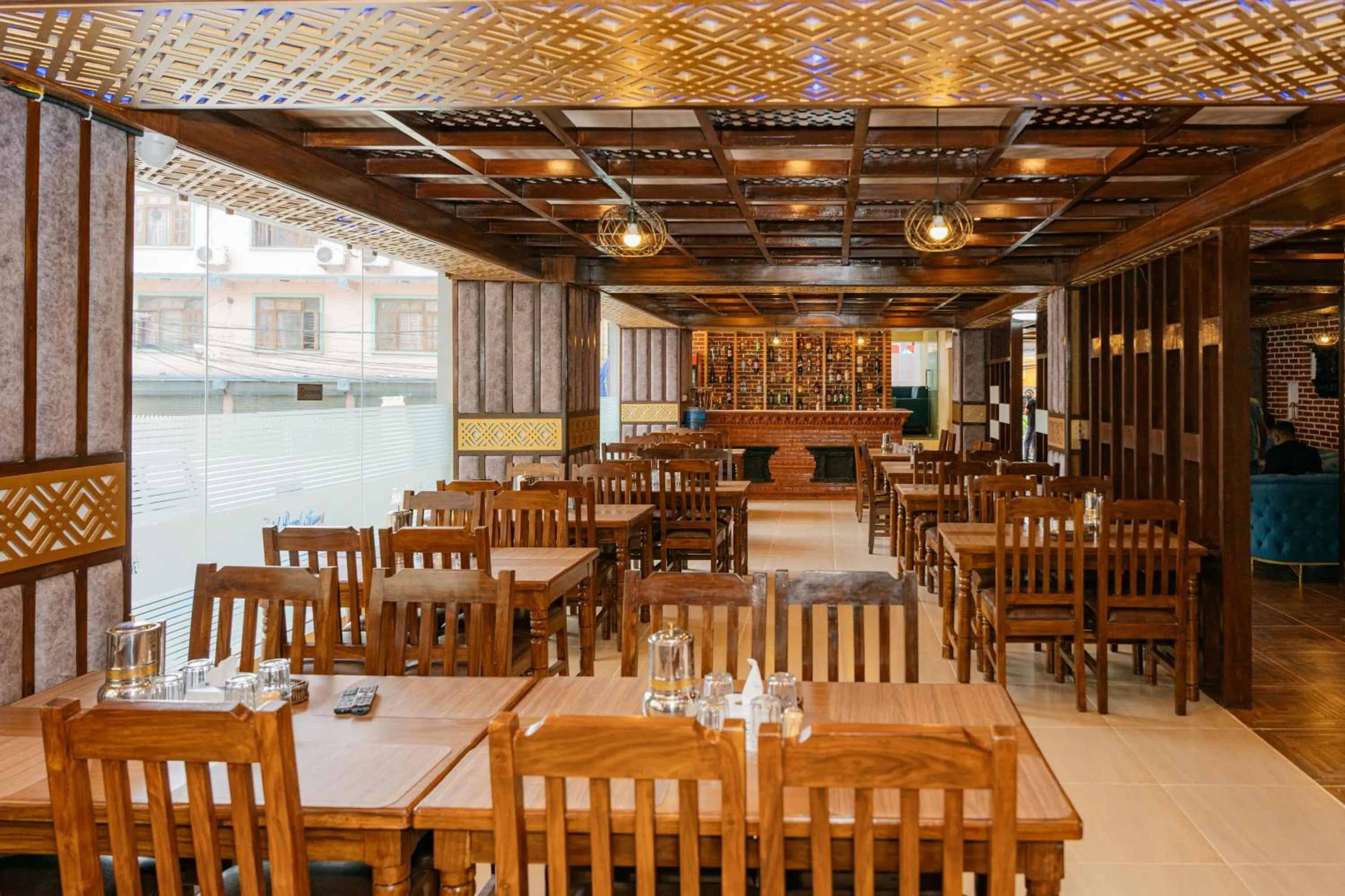 Restaurant/places to eat in Hotel Royal Airport