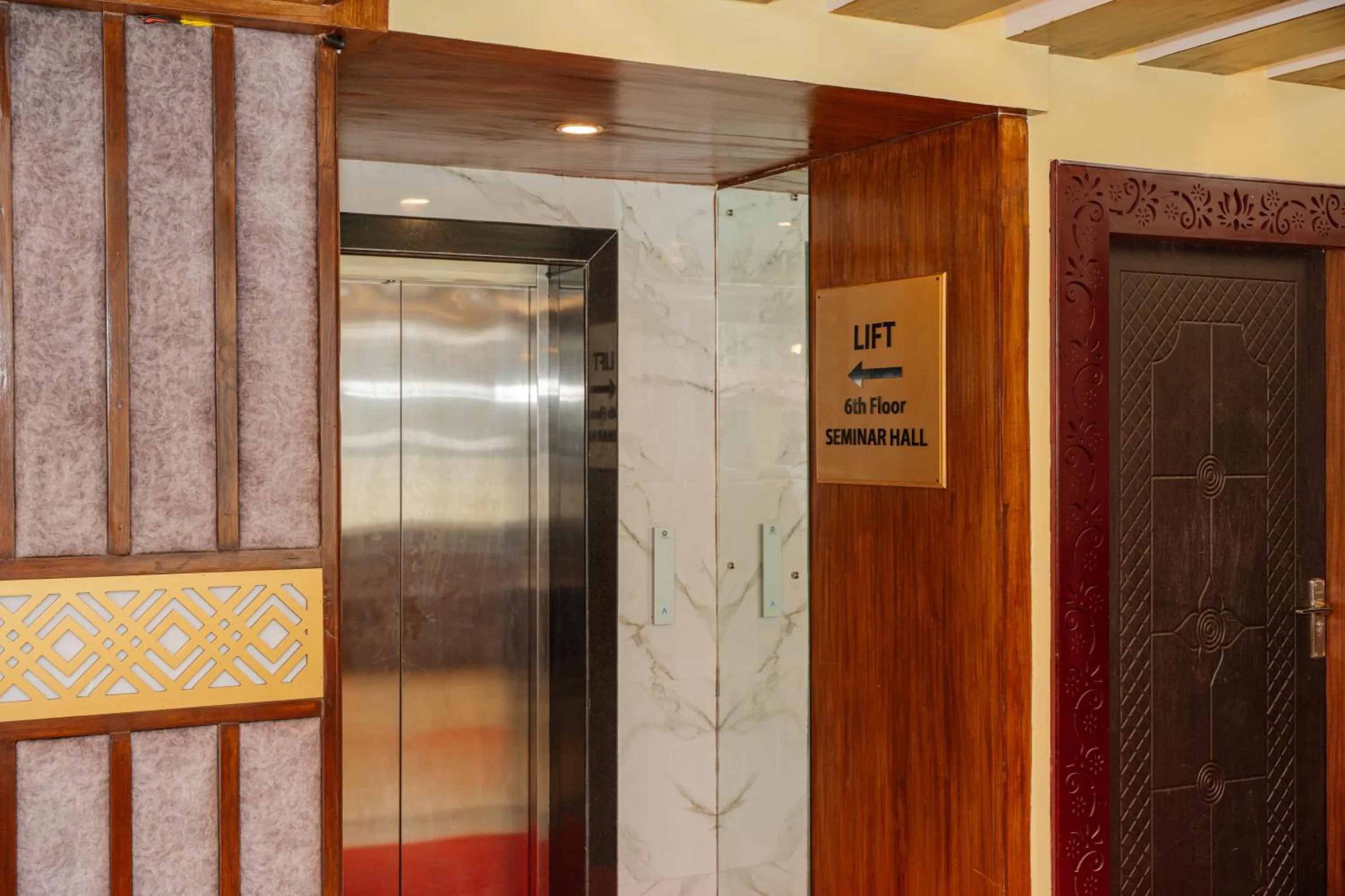 elevator in Hotel Royal Airport