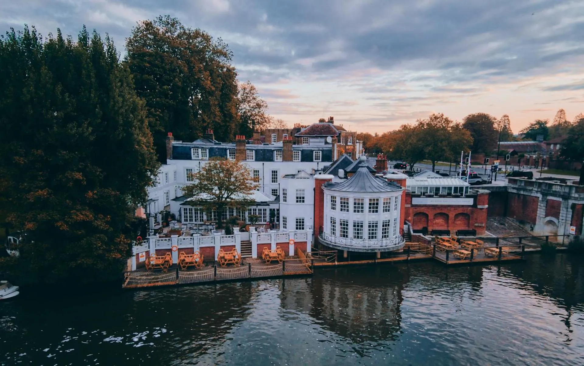 Facade/entrance in The Mitre, Hampton Court
