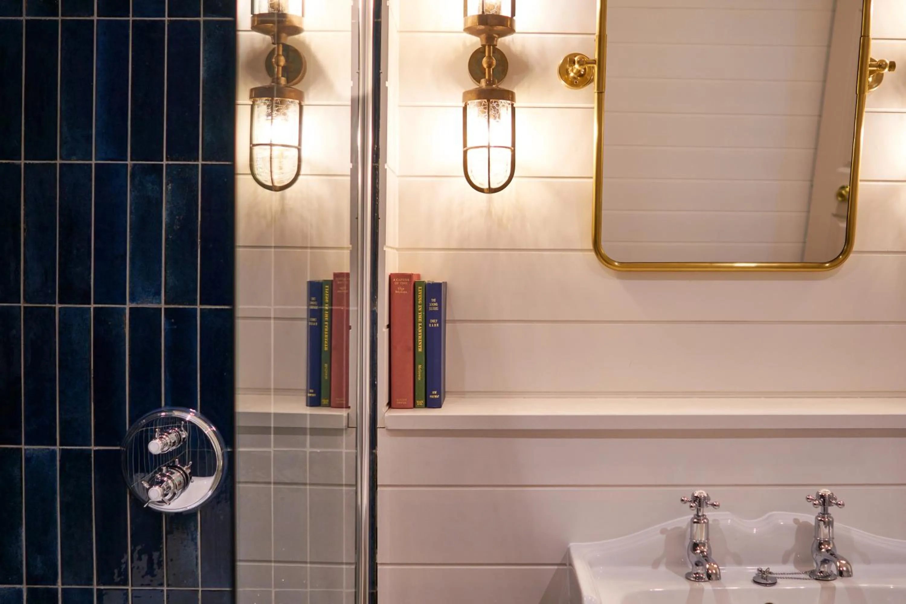 Bathroom in The Mitre, Hampton Court