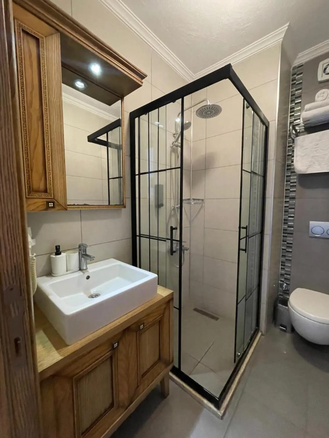 Shower in Veziroğlu Apart