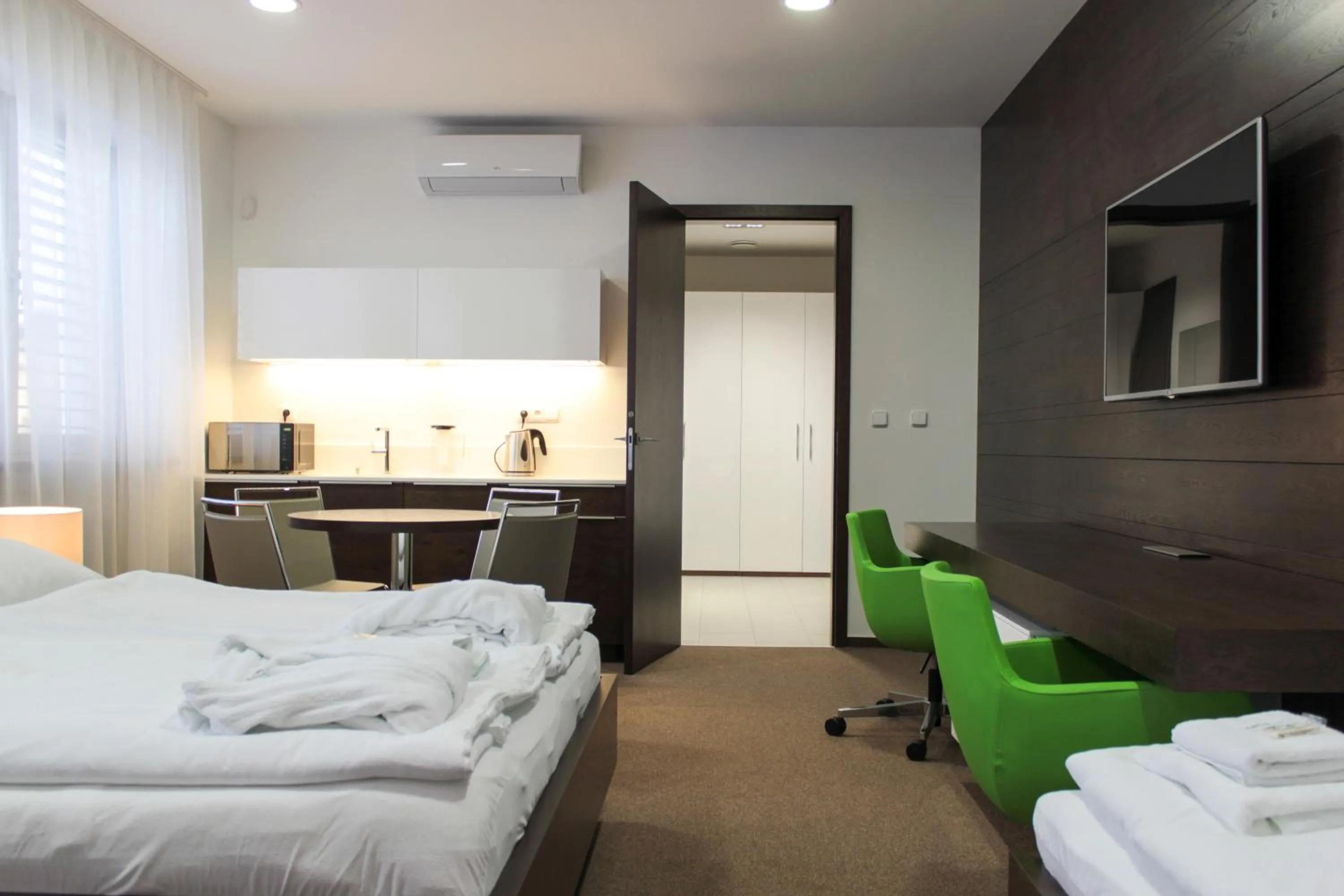 Living room, Bed in Hotel Harmony Medical & Wellness-Free Parking, 1,8km from the center