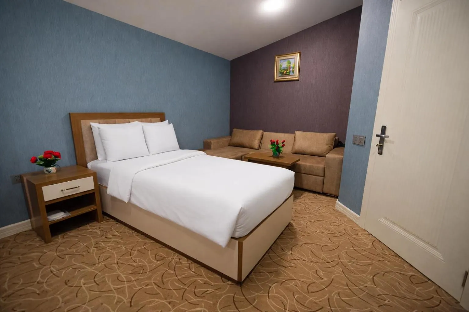 Seating area, Bed in Royal Meridien Hotel