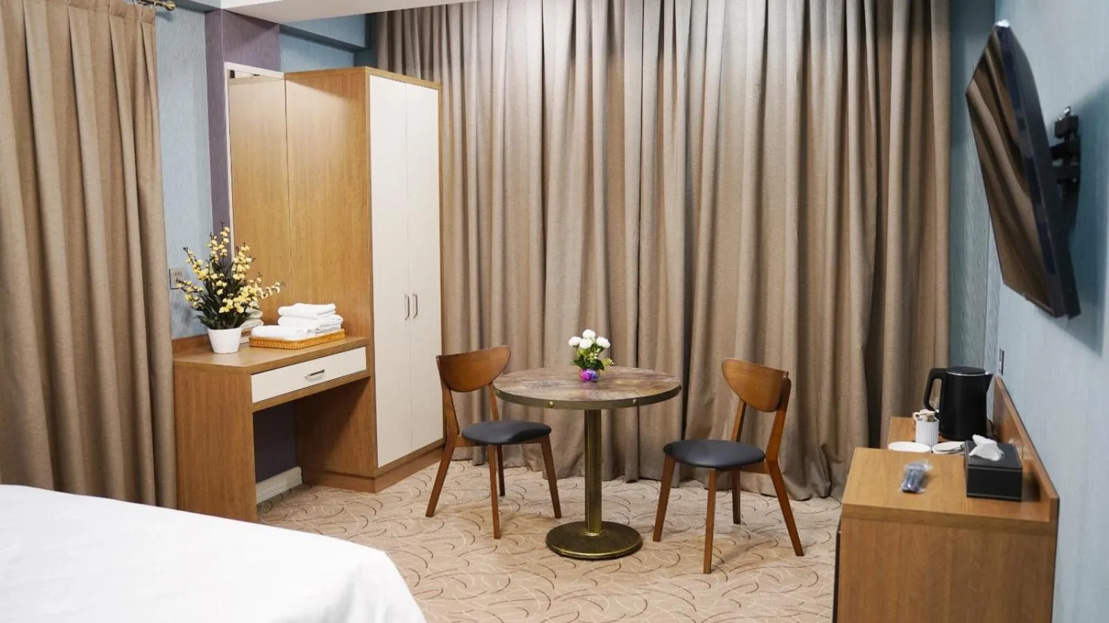 TV and multimedia, Bed in Royal Meridien Hotel